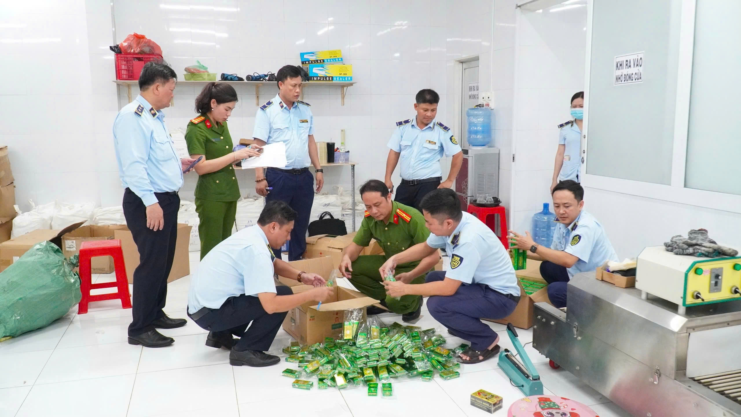 Công an Tây Ninh triệt phá xưởng sản xuất dầu gió giả quy mô lớn - Ảnh 1.