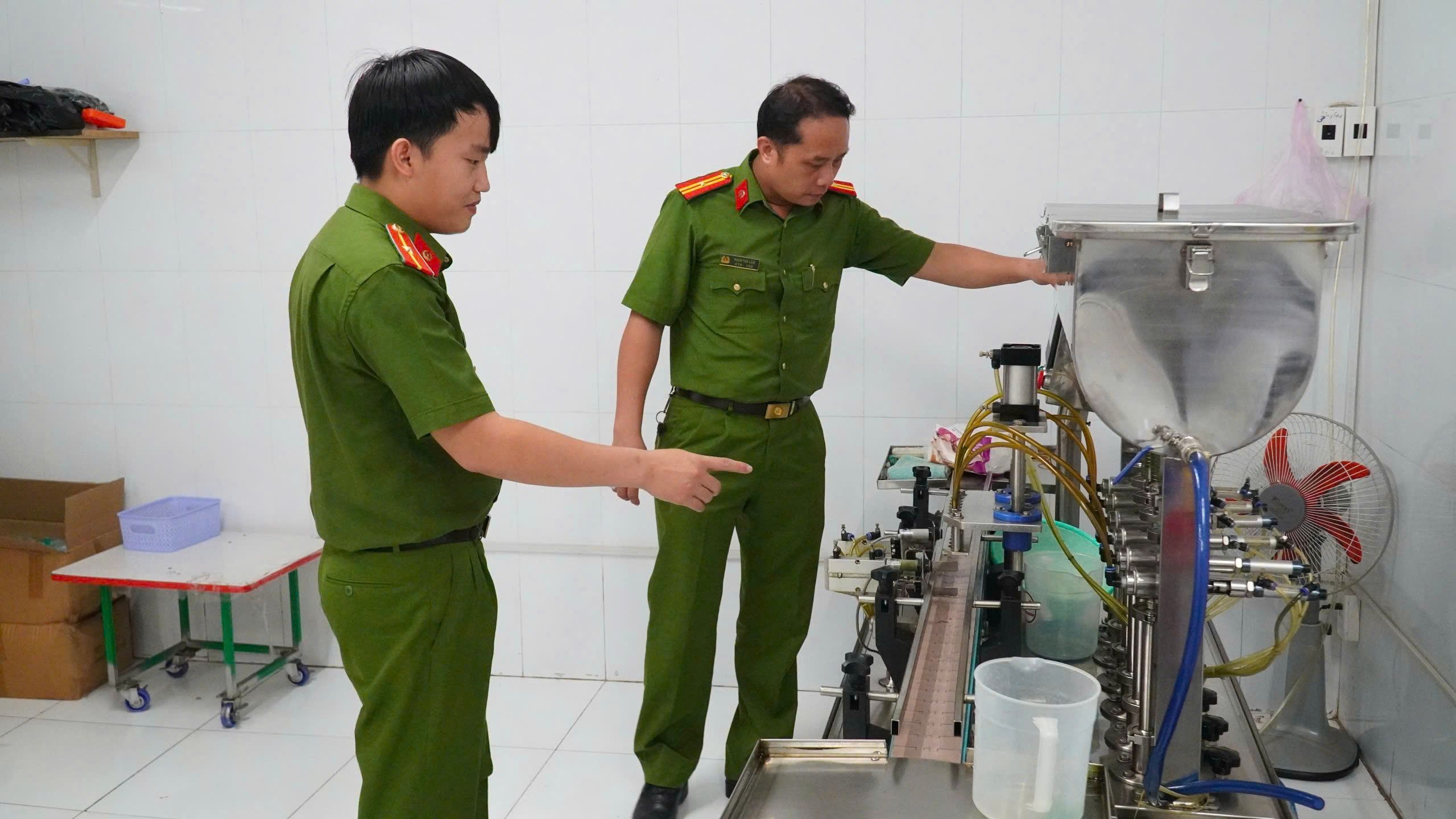 Công an Tây Ninh triệt phá xưởng sản xuất dầu gió giả quy mô lớn - Ảnh 2.