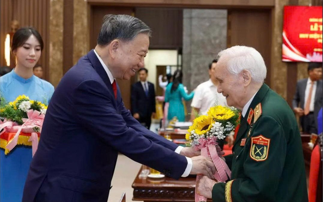 Tổng Bí thư, Chủ tịch nước Tô Lâm dự Lễ trao tặng Huy hiệu 80 năm, 75 năm, 70 năm tuổi đảng