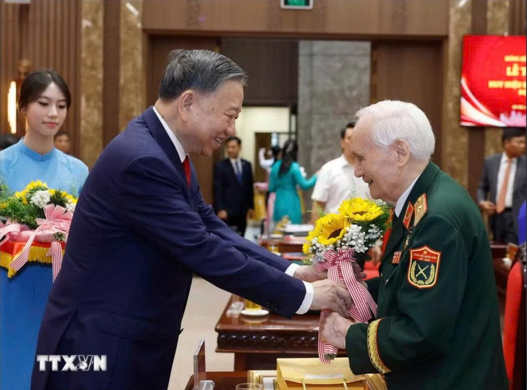 Tổng B&iacute; thư, Chủ tịch nước T&ocirc; L&acirc;m dự Lễ trao tặng Huy hiệu 80 năm, 75 năm, 70 năm tuổi đảng - Ảnh 4.