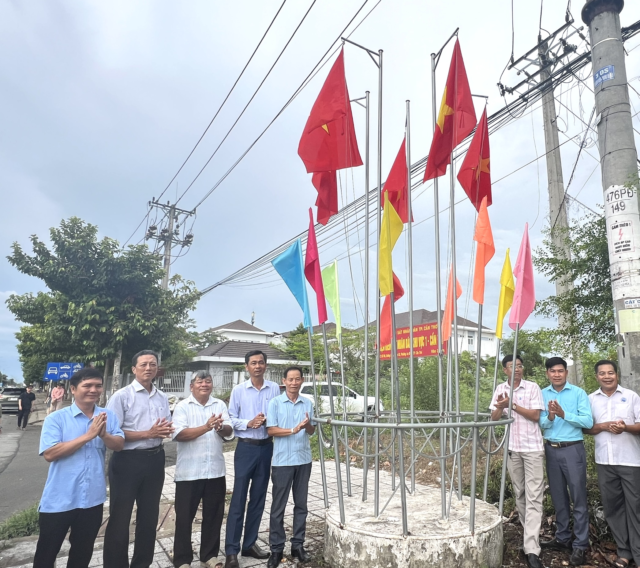 Kh&aacute;nh th&agrave;nh "Đường cờ Tổ quốc" thứ 20 tại TP Cần Thơ - Ảnh 2.