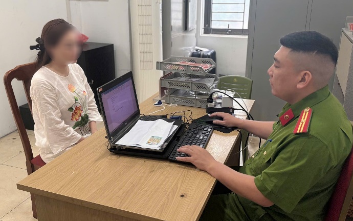 Lập hồ sơ xử lý người phụ nữ chửi bới, hành hung nam tài xế ô tô

