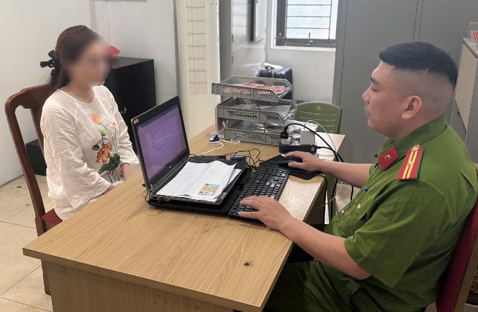 Xử l&yacute; người phụ nữ chửi bới , h&agrave;nh hung t&agrave;i xế &ocirc; t&ocirc; sau va chạm giao th&ocirc;ng - Ảnh 1.