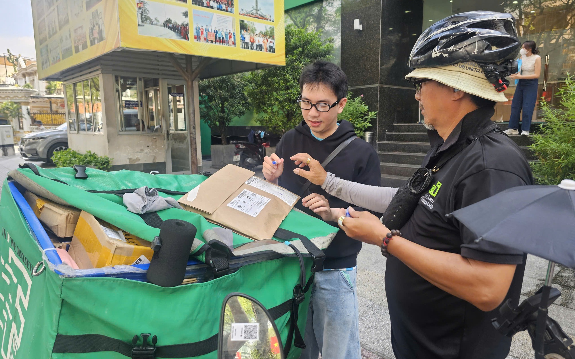 Sàn thương mại điện tử liên tục tăng phí