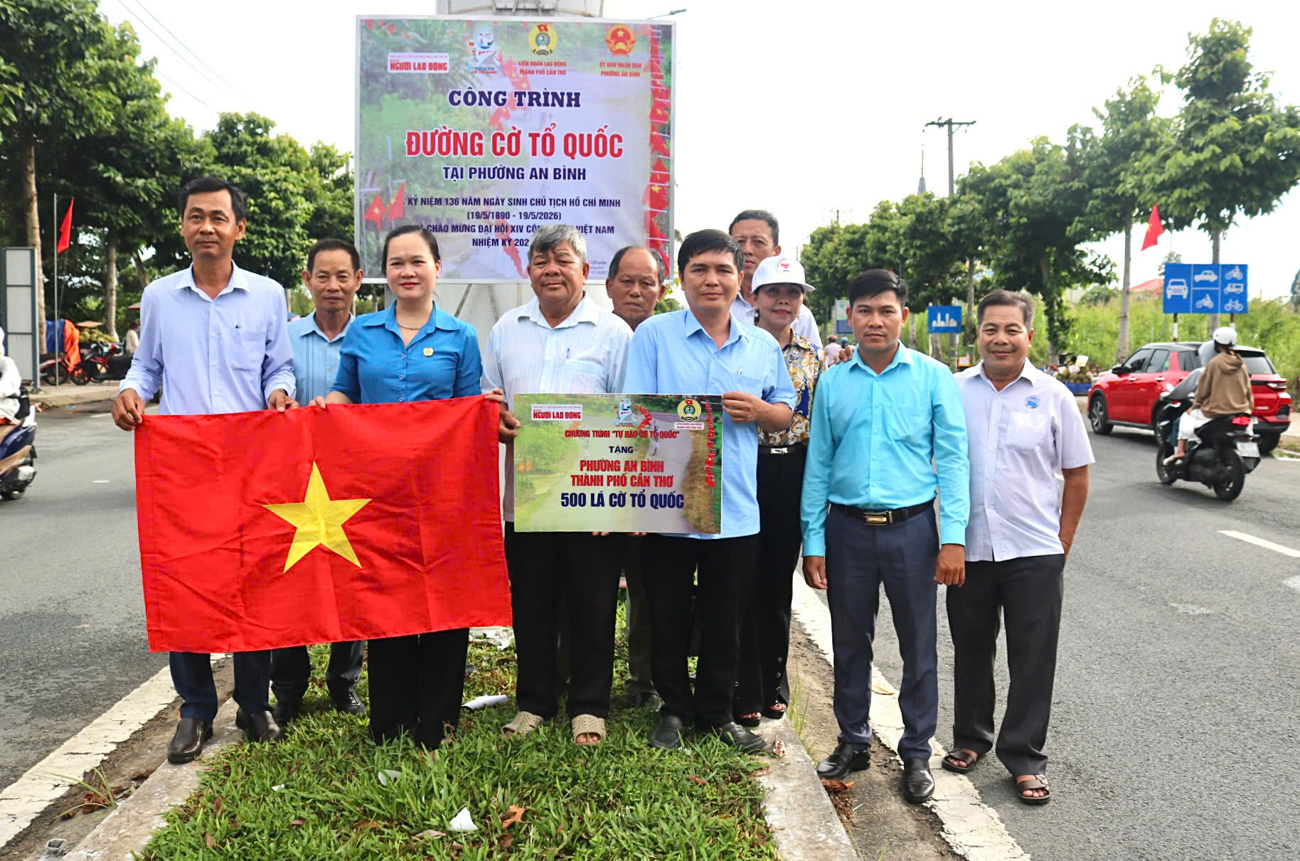 Kh&aacute;nh th&agrave;nh "Đường cờ Tổ quốc" thứ 20 tại TP Cần Thơ - Ảnh 1.