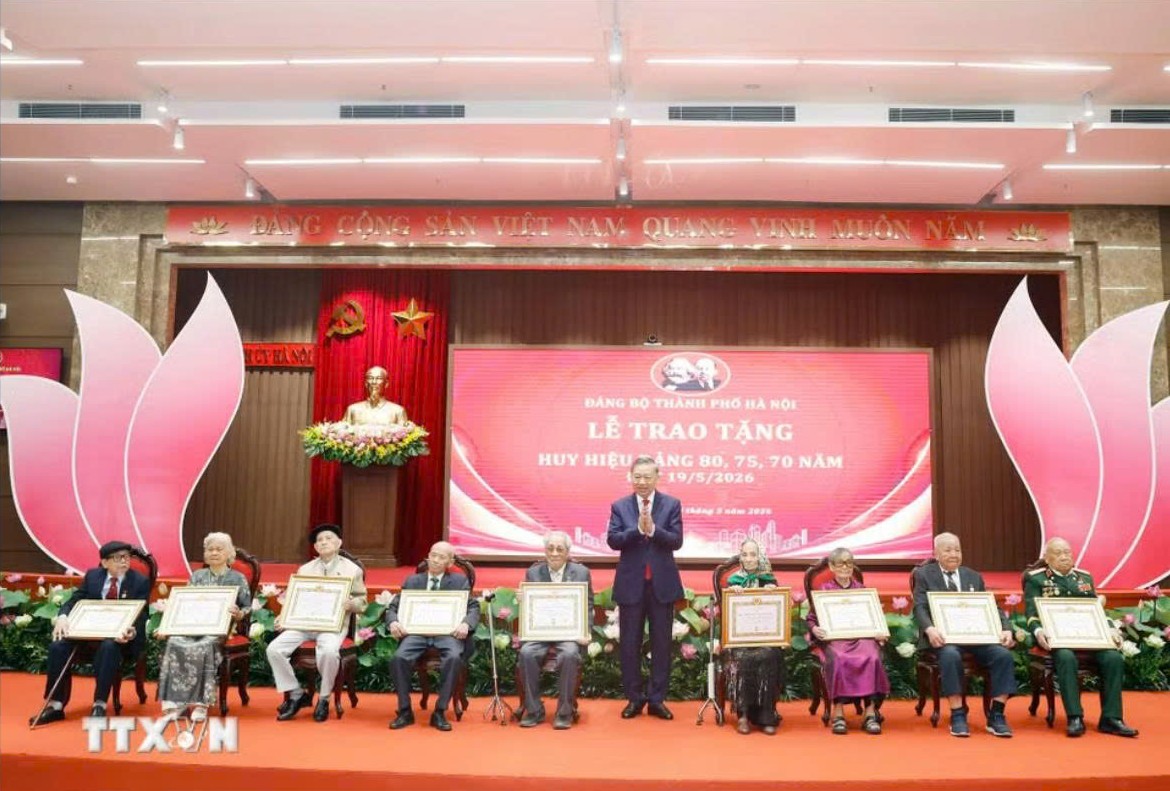 Tổng B&iacute; thư, Chủ tịch nước T&ocirc; L&acirc;m dự Lễ trao tặng Huy hiệu 80 năm, 75 năm, 70 năm tuổi đảng - Ảnh 1.