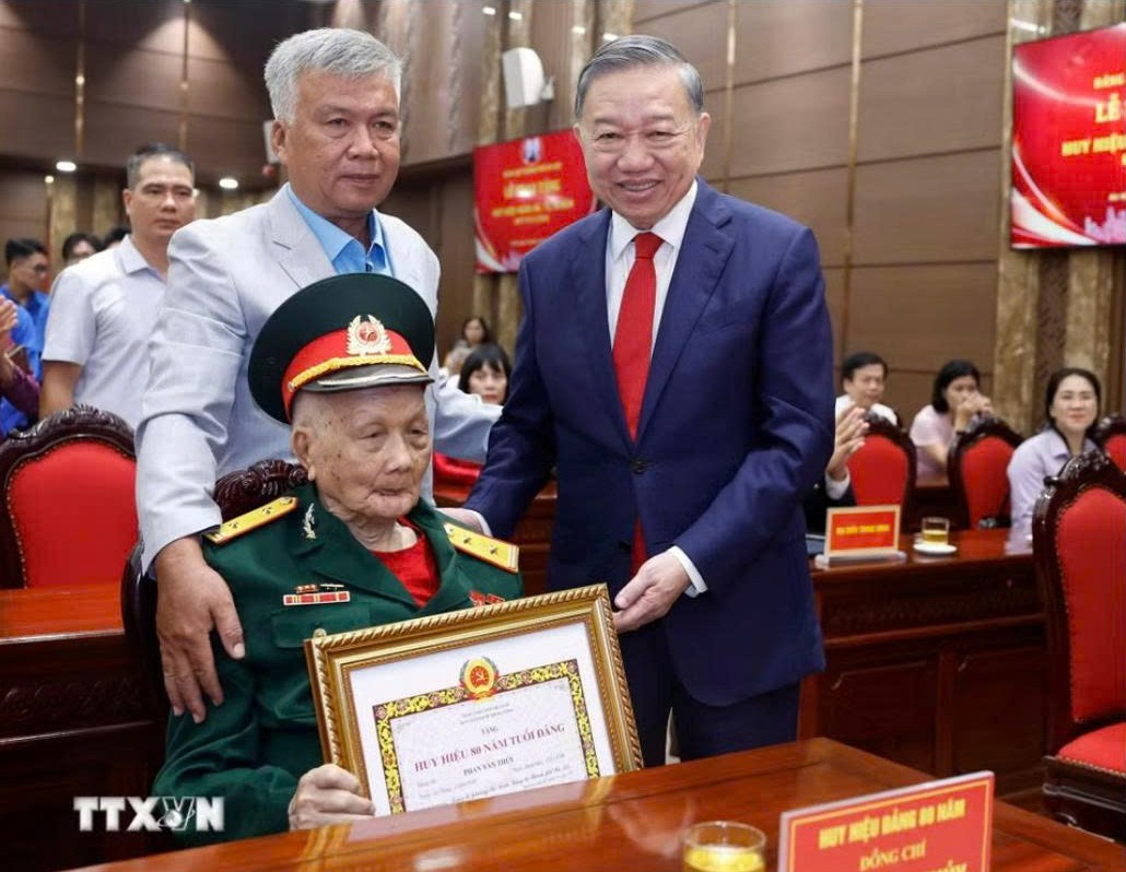 Tổng B&iacute; thư, Chủ tịch nước T&ocirc; L&acirc;m dự Lễ trao tặng Huy hiệu 80 năm, 75 năm, 70 năm tuổi đảng - Ảnh 7.