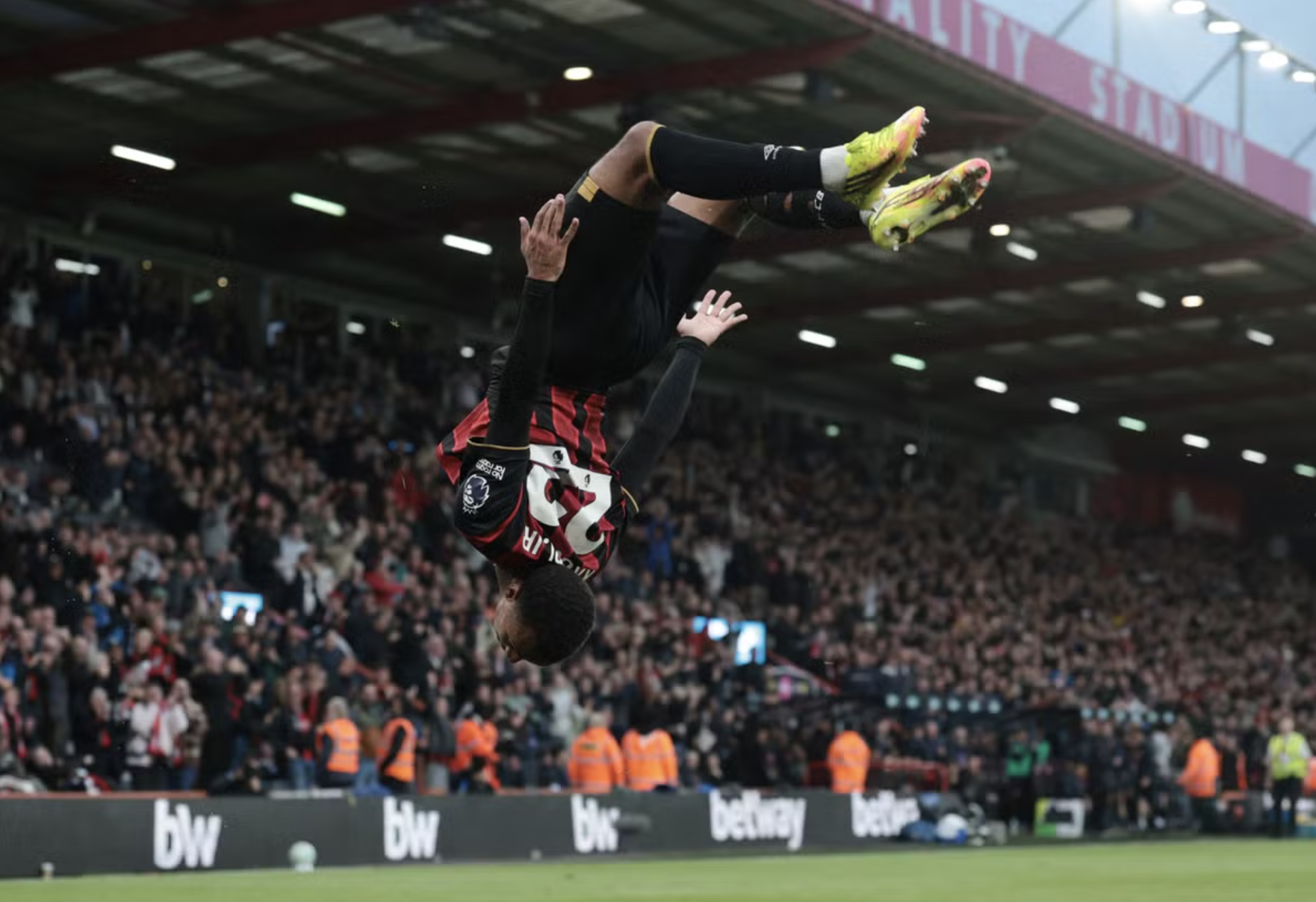 Man City tung cờ trắng, Arsenal chính thức vô địch Ngoại hạng Anh - Ảnh 4.
