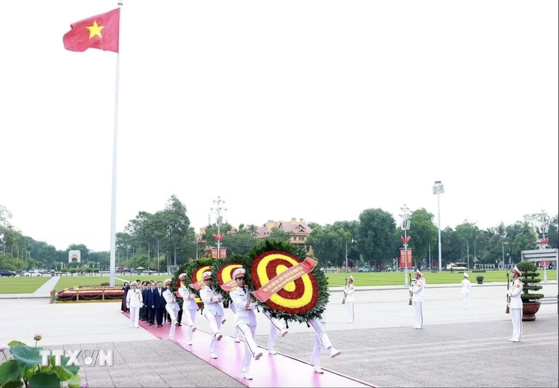 L&atilde;nh đạo Đảng, Nh&agrave; nước v&agrave;o Lăng viếng Chủ tịch Hồ Ch&iacute; Minh - Ảnh 1.
