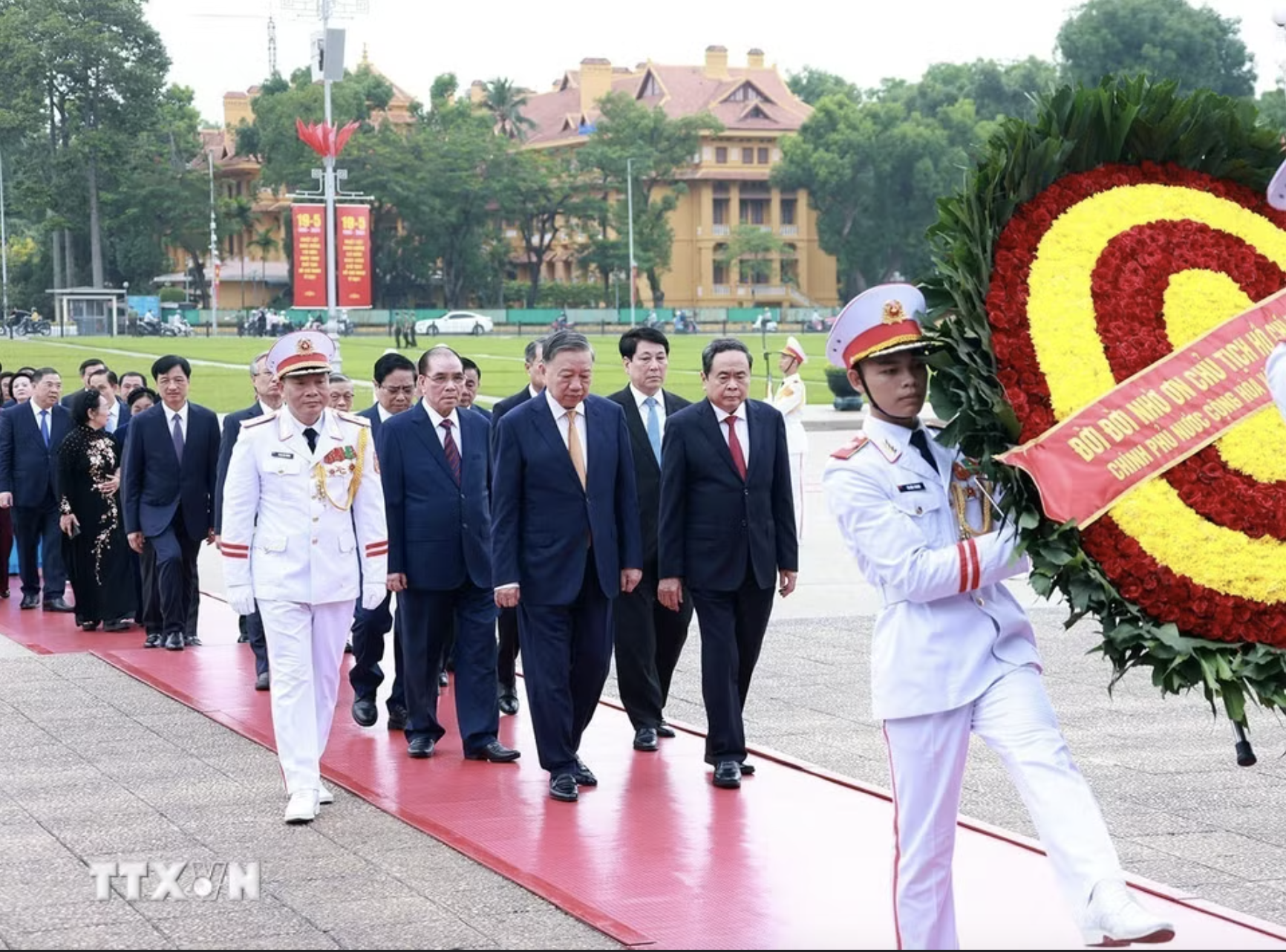 L&atilde;nh đạo Đảng, Nh&agrave; nước v&agrave;o Lăng viếng Chủ tịch Hồ Ch&iacute; Minh - Ảnh 2.