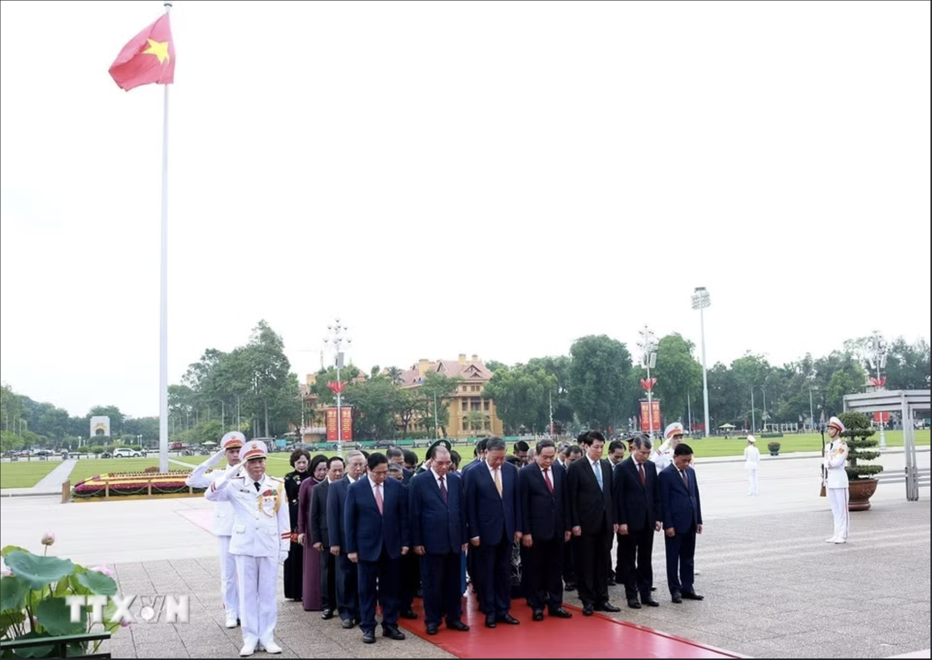 L&atilde;nh đạo Đảng, Nh&agrave; nước v&agrave;o Lăng viếng Chủ tịch Hồ Ch&iacute; Minh - Ảnh 3.