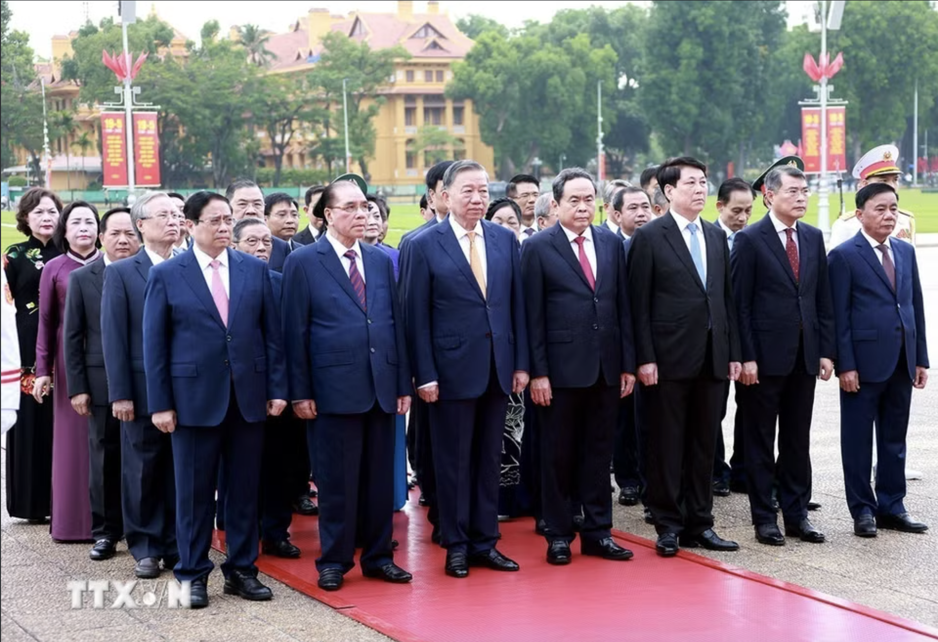 L&atilde;nh đạo Đảng, Nh&agrave; nước v&agrave;o Lăng viếng Chủ tịch Hồ Ch&iacute; Minh - Ảnh 4.