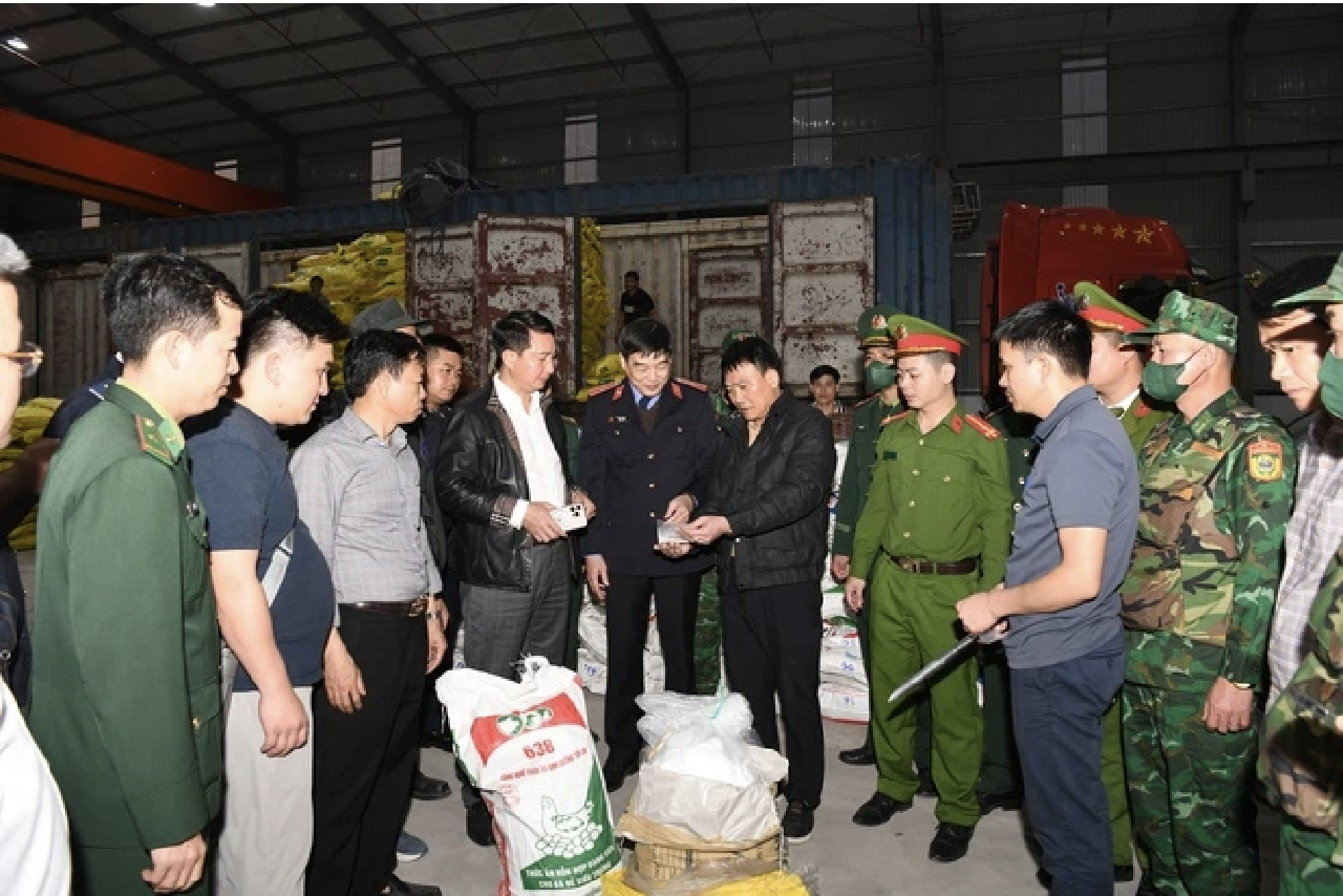 Trưởng khoa Dược Trần Phi Hùng bị bắt vì buôn lậu caffeine quy mô lớn - Ảnh 2.