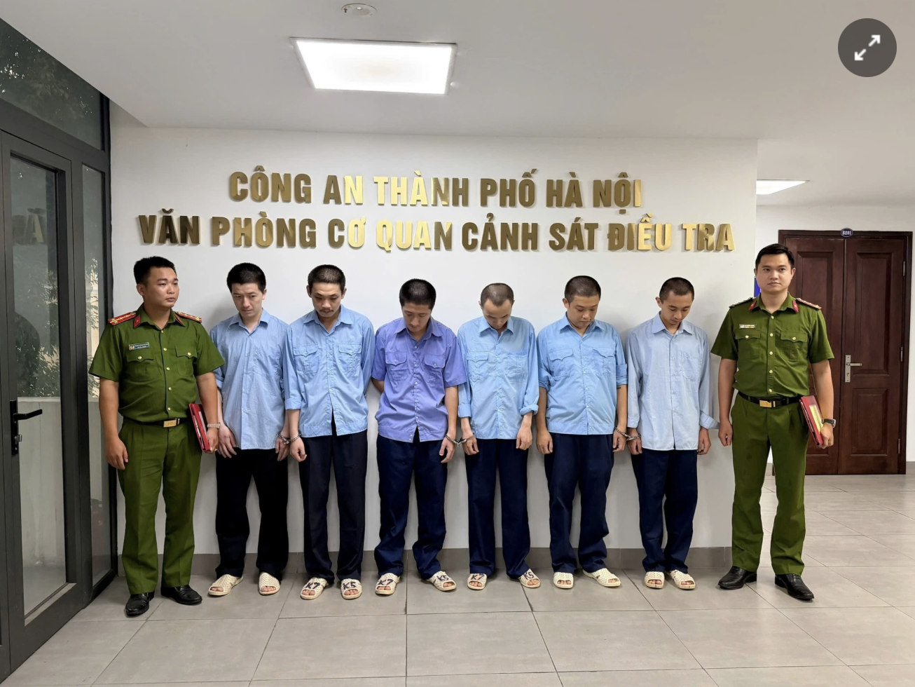 Phá đường dây buôn lậu vàng 300 kg trị giá 1 . 200 Tỉ đồng vào Việt Nam - Ảnh 1.