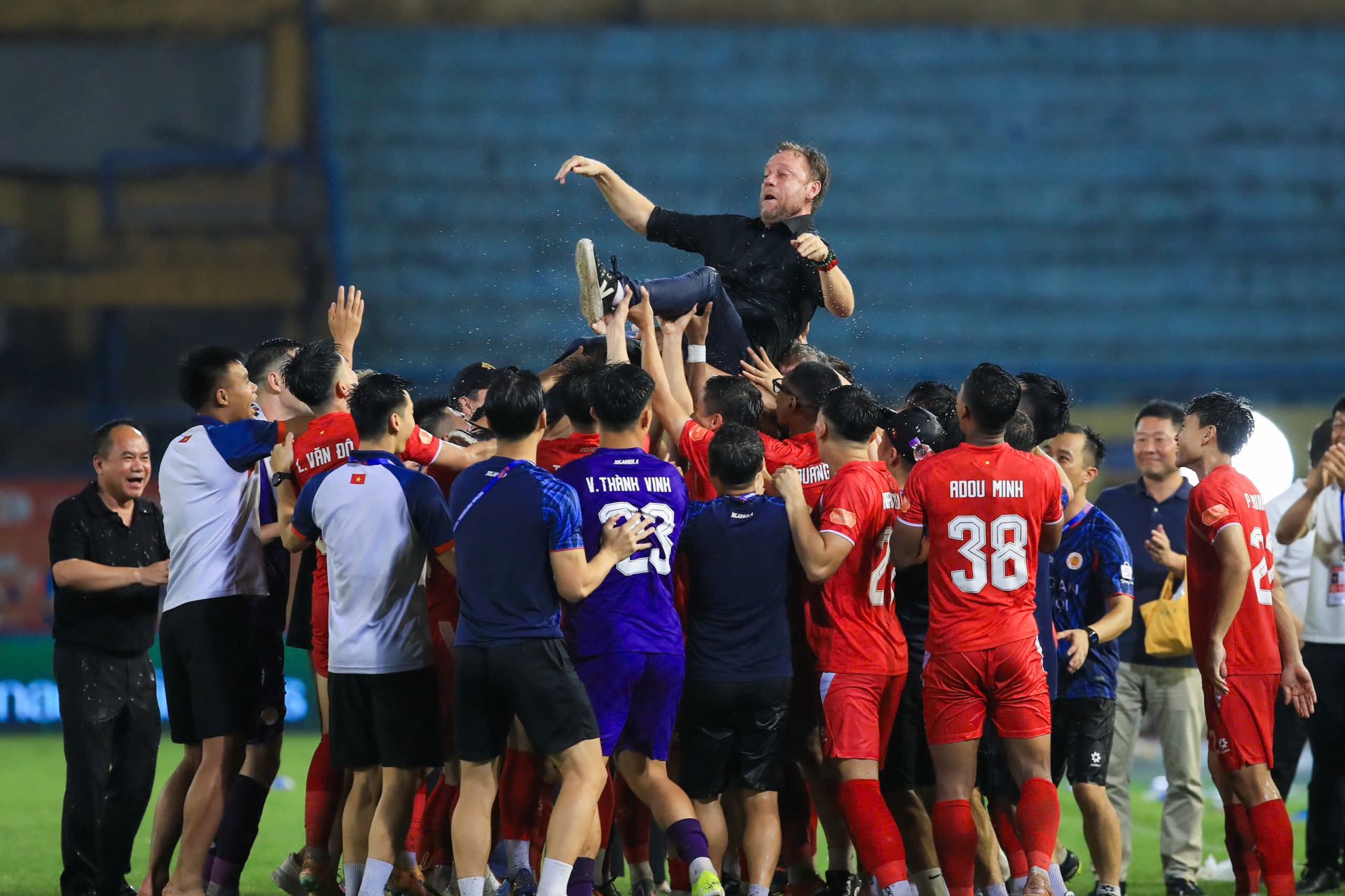V-League 2025-2026: "Mưa bàn thắng" ở vòng 23, khán giả tiếp tục phủ kín khán đài - Ảnh 2.