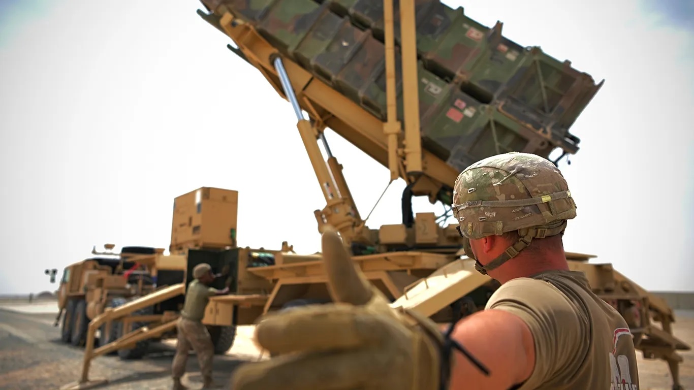 Hết tên lửa vì Iran, NATO họp khẩn - Ảnh 1.