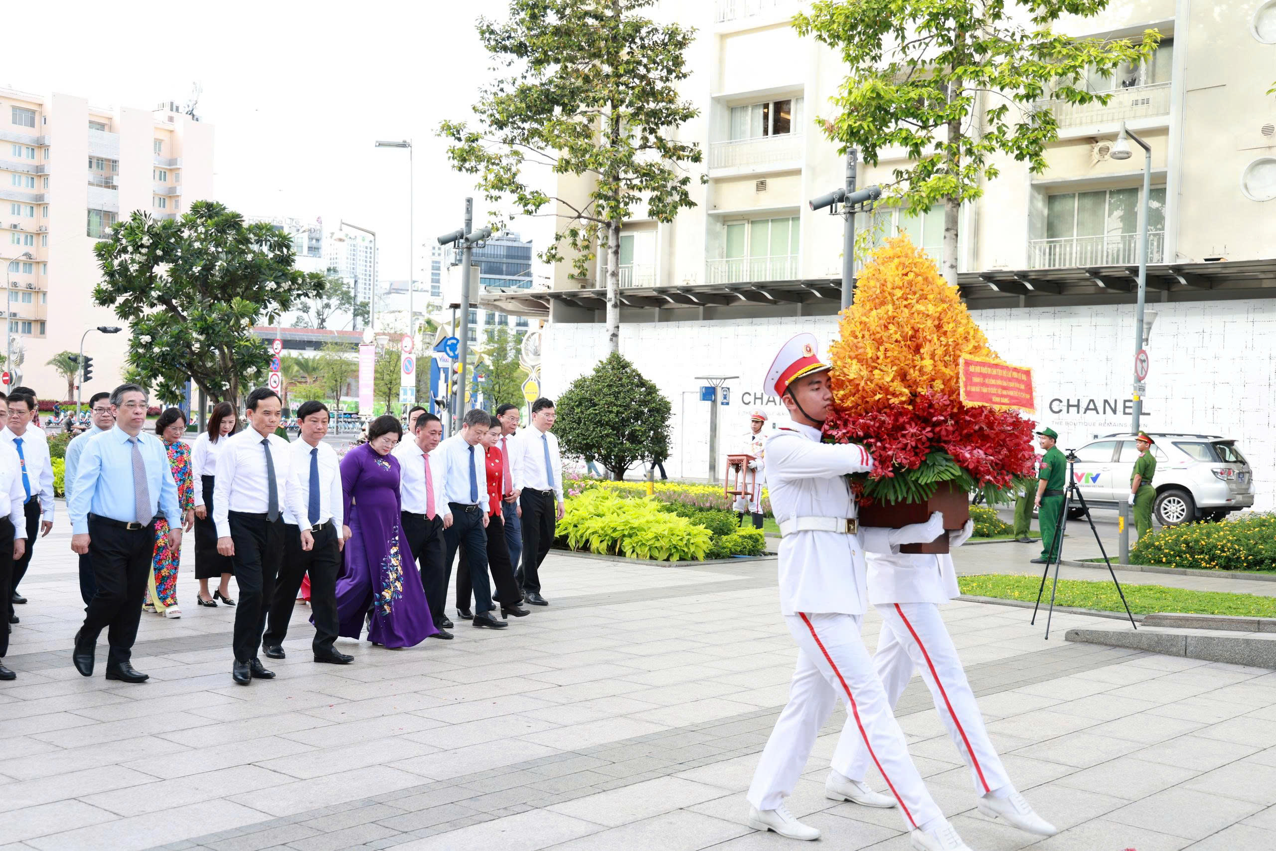 Lãnh đạo TPHCM dâng hoa Chủ tịch Hồ Chí Minh kỷ niệm 136 năm Ngày sinh - Ảnh 2.