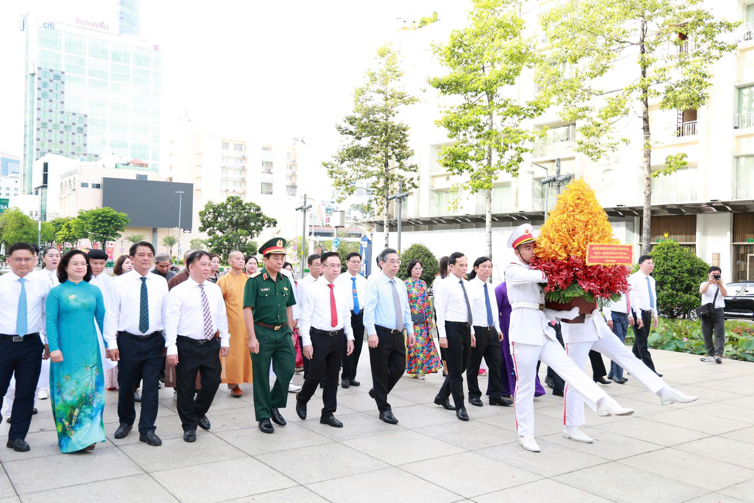 Lãnh đạo TPHCM dâng hoa Chủ tịch Hồ Chí Minh kỷ niệm 136 năm Ngày sinh - Ảnh 1.