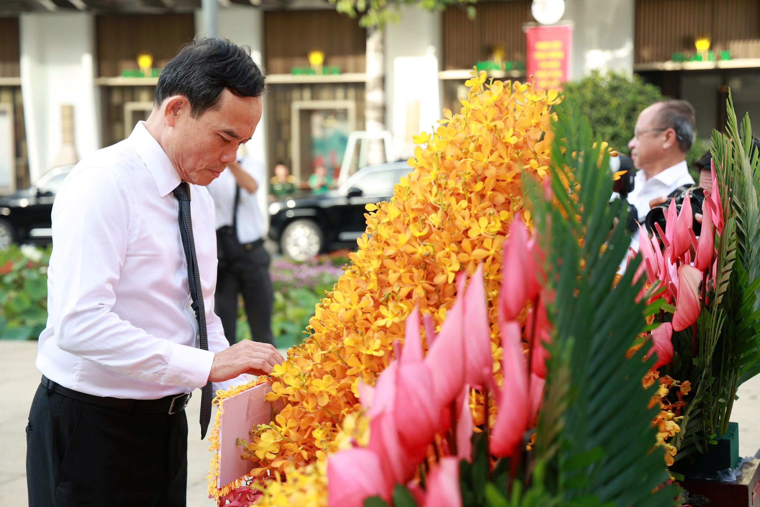 Lãnh đạo TPHCM dâng hoa Chủ tịch Hồ Chí Minh kỷ niệm 136 năm Ngày sinh - Ảnh 3.