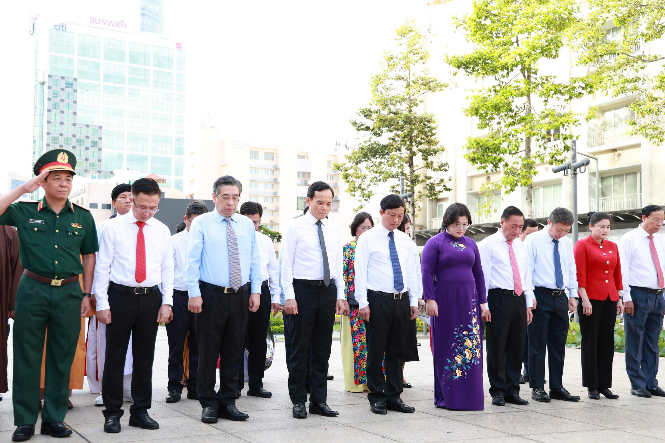 Lãnh đạo TPHCM dâng hoa Chủ tịch Hồ Chí Minh kỷ niệm 136 năm Ngày sinh - Ảnh 4.