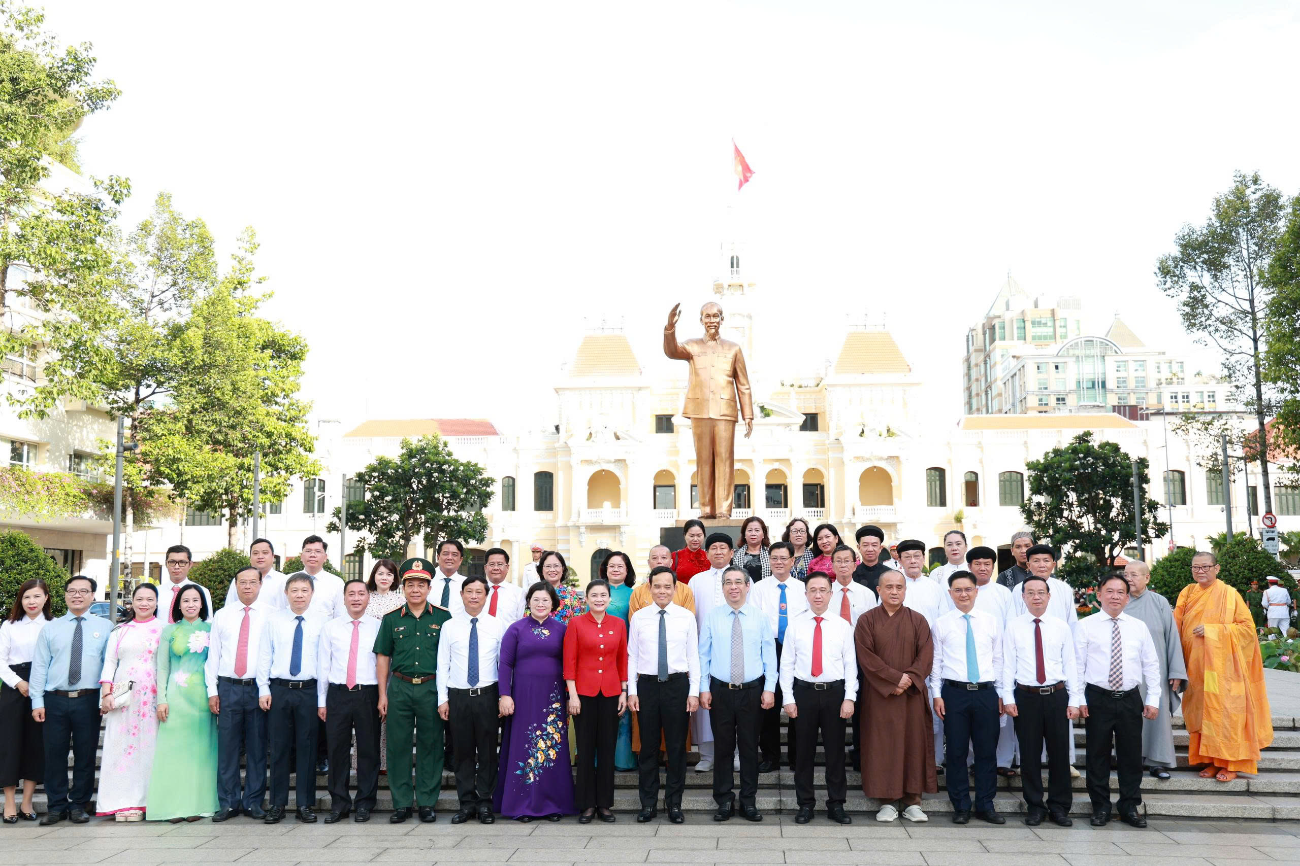 Lãnh đạo TPHCM dâng hoa Chủ tịch Hồ Chí Minh kỷ niệm 136 năm Ngày sinh - Ảnh 5.