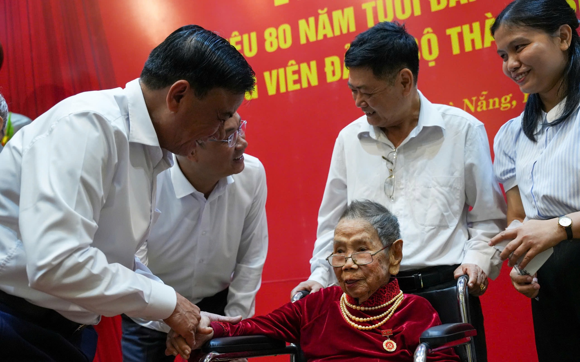 Thường trực Ban Bí thư trao Huy hiệu 80 năm tuổi Đảng cho đảng viên tại Đà Nẵng