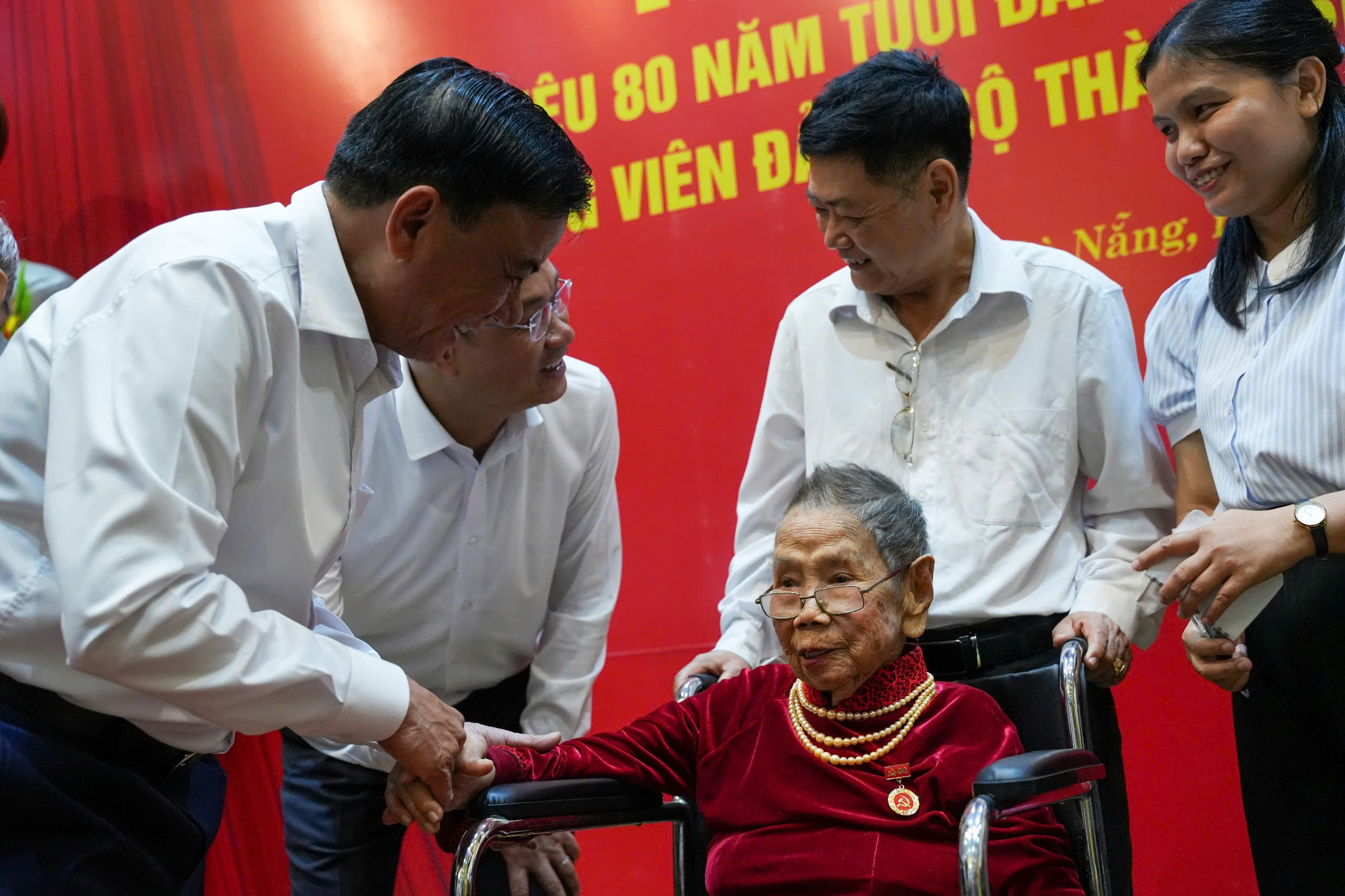 Thường trực Ban B&iacute; thư Trần Cẩm T&uacute; trao Huy hiệu 80 năm tuổi Đảng cho đảng vi&ecirc;n tại Đ&agrave; Nẵng  - Ảnh 2.