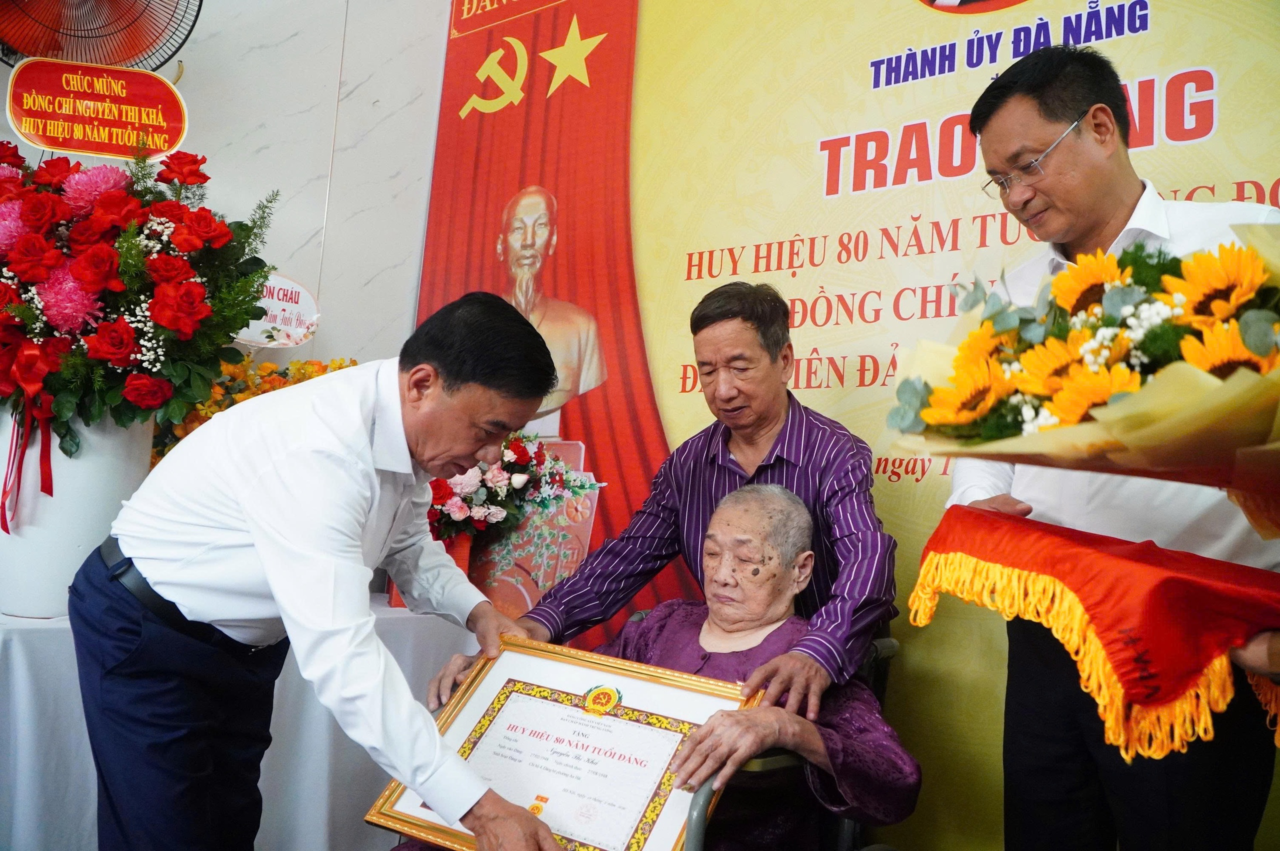 Thường trực Ban B&iacute; thư Trần Cẩm T&uacute; trao Huy hiệu 80 năm tuổi Đảng cho đảng vi&ecirc;n tại Đ&agrave; Nẵng  - Ảnh 1.
