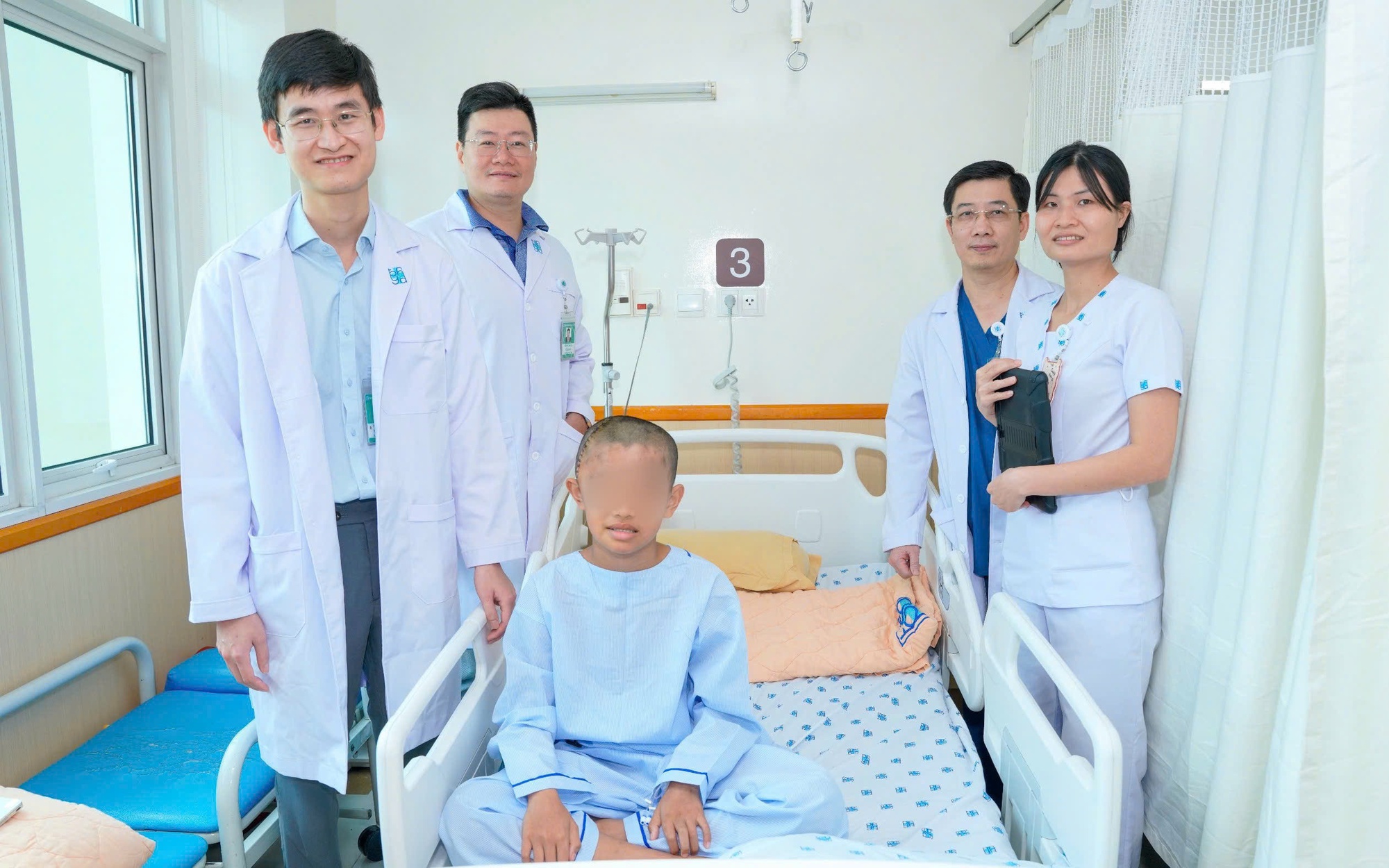 Tiến bộ y học: Mổ não bé trai 12 tuổi trong lúc bệnh nhi vẫn tỉnh táo
