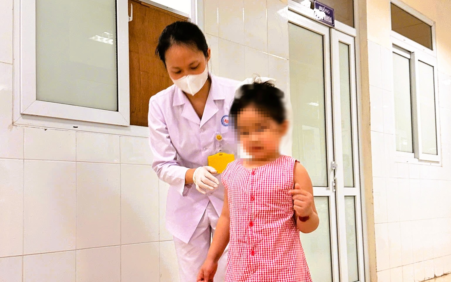 Bé 6 tuổi nhập viện trong tình trạng khó thở, liệt cơ toàn thân do rắn cắn