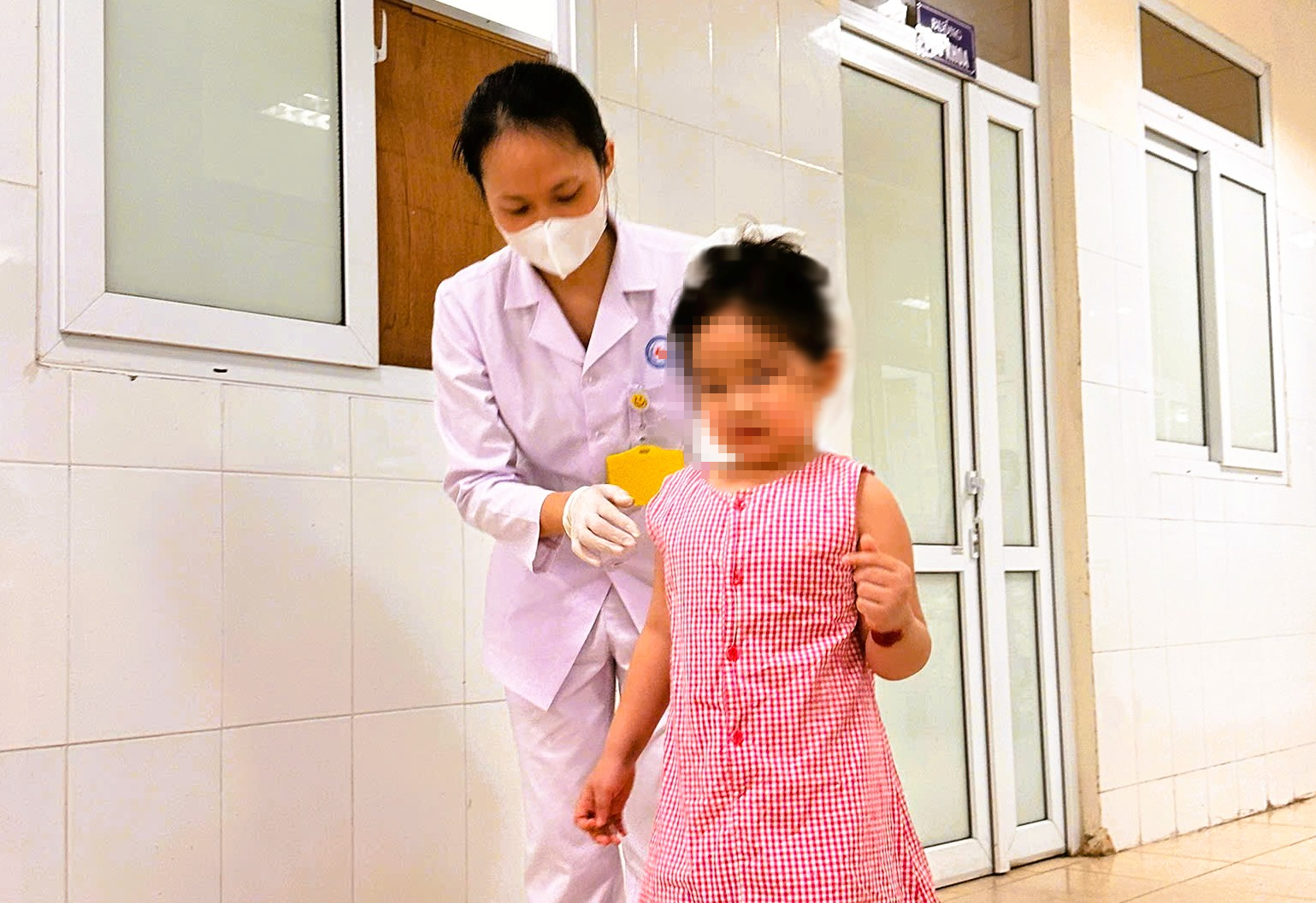 Bé 6 tuổi nhập viện trong tình trạng khó thở, liệt cơ toàn thân do rắn cắn - Ảnh 1.