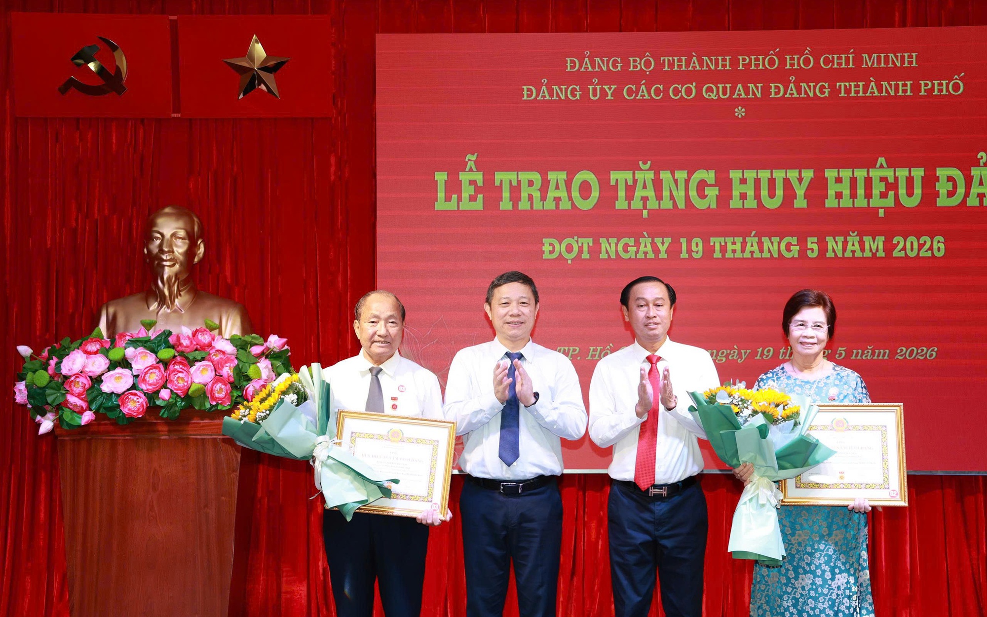 13 đảng viên Đảng bộ các cơ quan Đảng TPHCM nhận Huy hiệu Đảng đợt 19-5