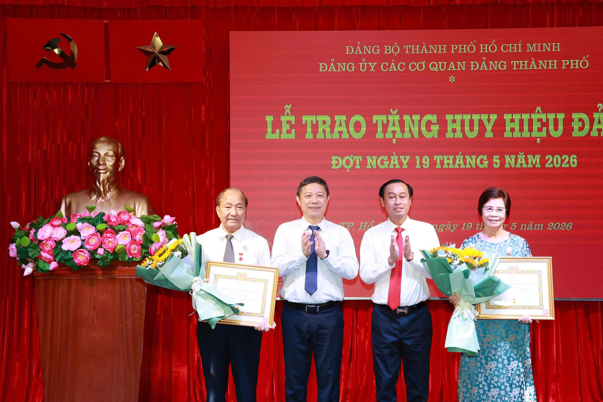 13 đảng vi&ecirc;n Đảng bộ c&aacute;c cơ quan Đảng TPHCM nhận Huy hiệu Đảng đợt 19-5 - Ảnh 1.