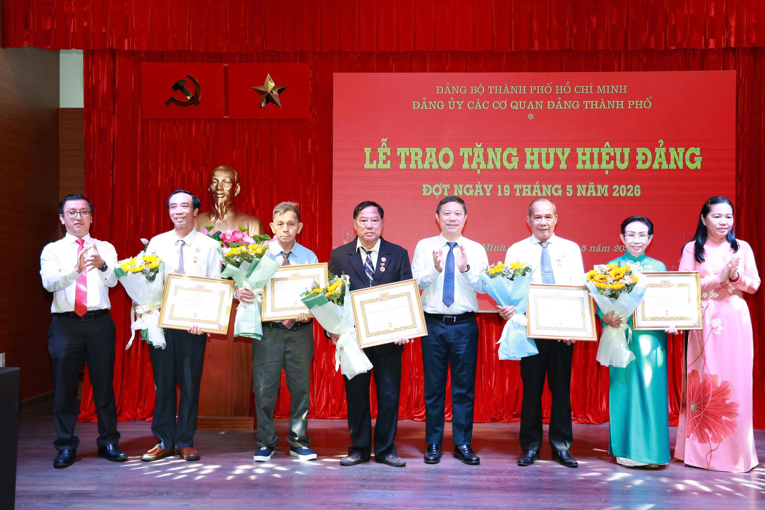 13 đảng vi&ecirc;n Đảng bộ c&aacute;c cơ quan Đảng TPHCM nhận Huy hiệu Đảng đợt 19-5 - Ảnh 2.