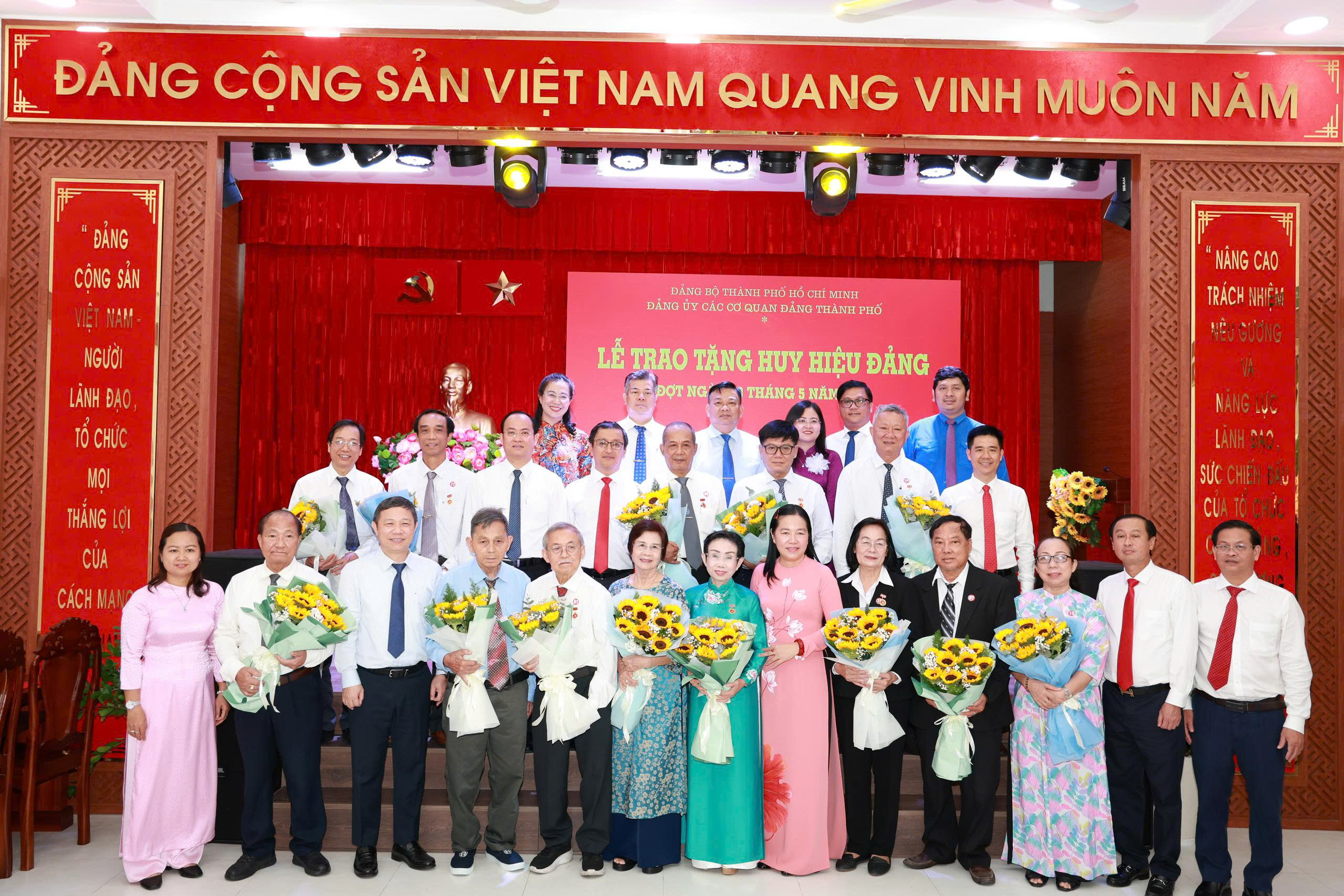 13 đảng vi&ecirc;n Đảng bộ c&aacute;c cơ quan Đảng TPHCM nhận Huy hiệu Đảng đợt 19-5 - Ảnh 3.