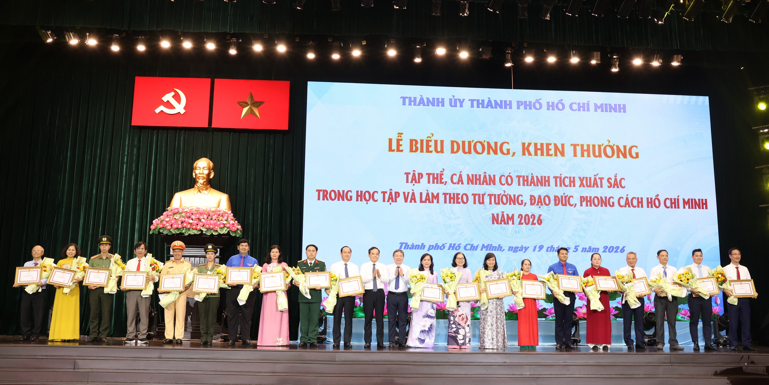 Thành ủy TPHCM biểu dương 358 điển hình học Bác - Ảnh 3.