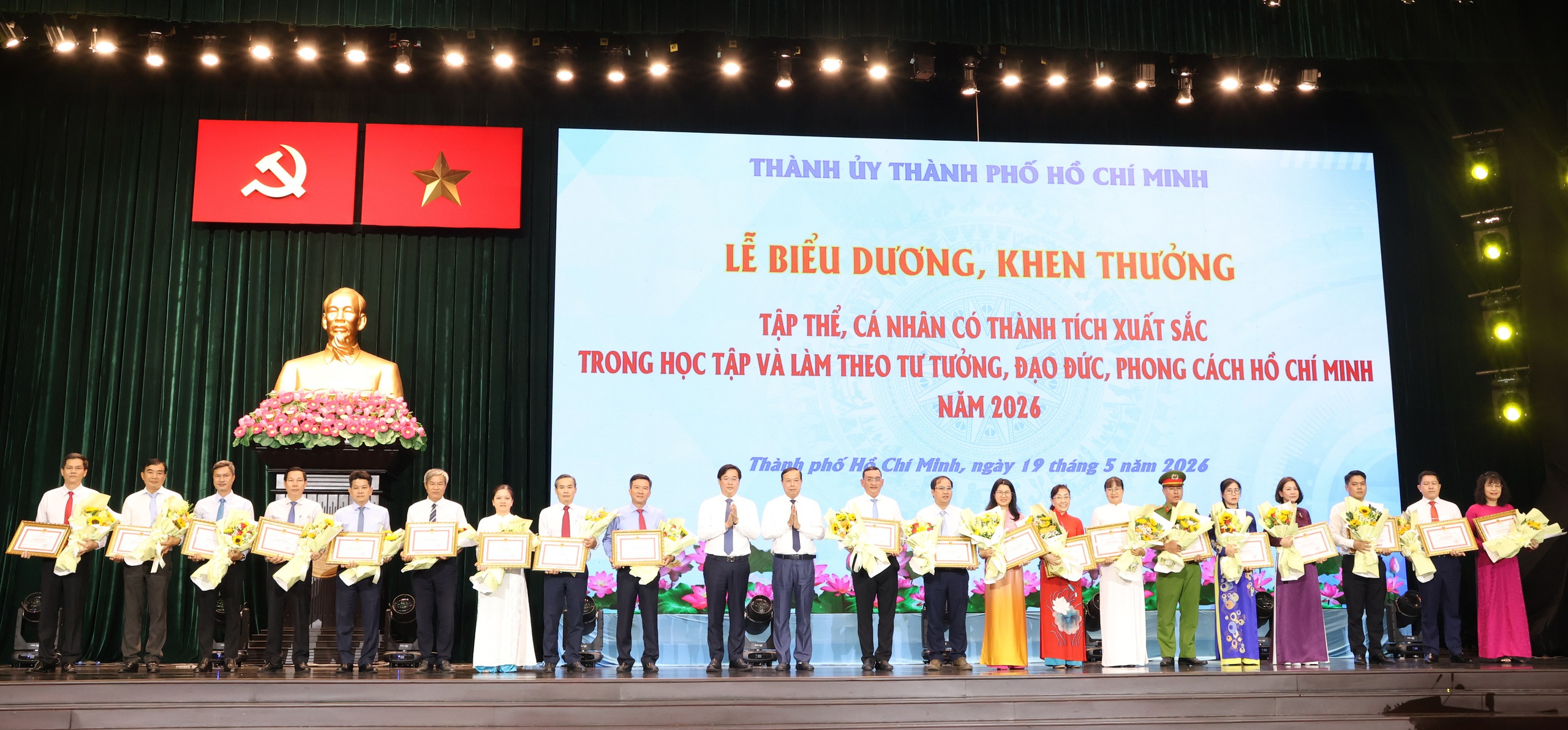 Thành ủy TPHCM biểu dương 358 điển hình học Bác - Ảnh 4.