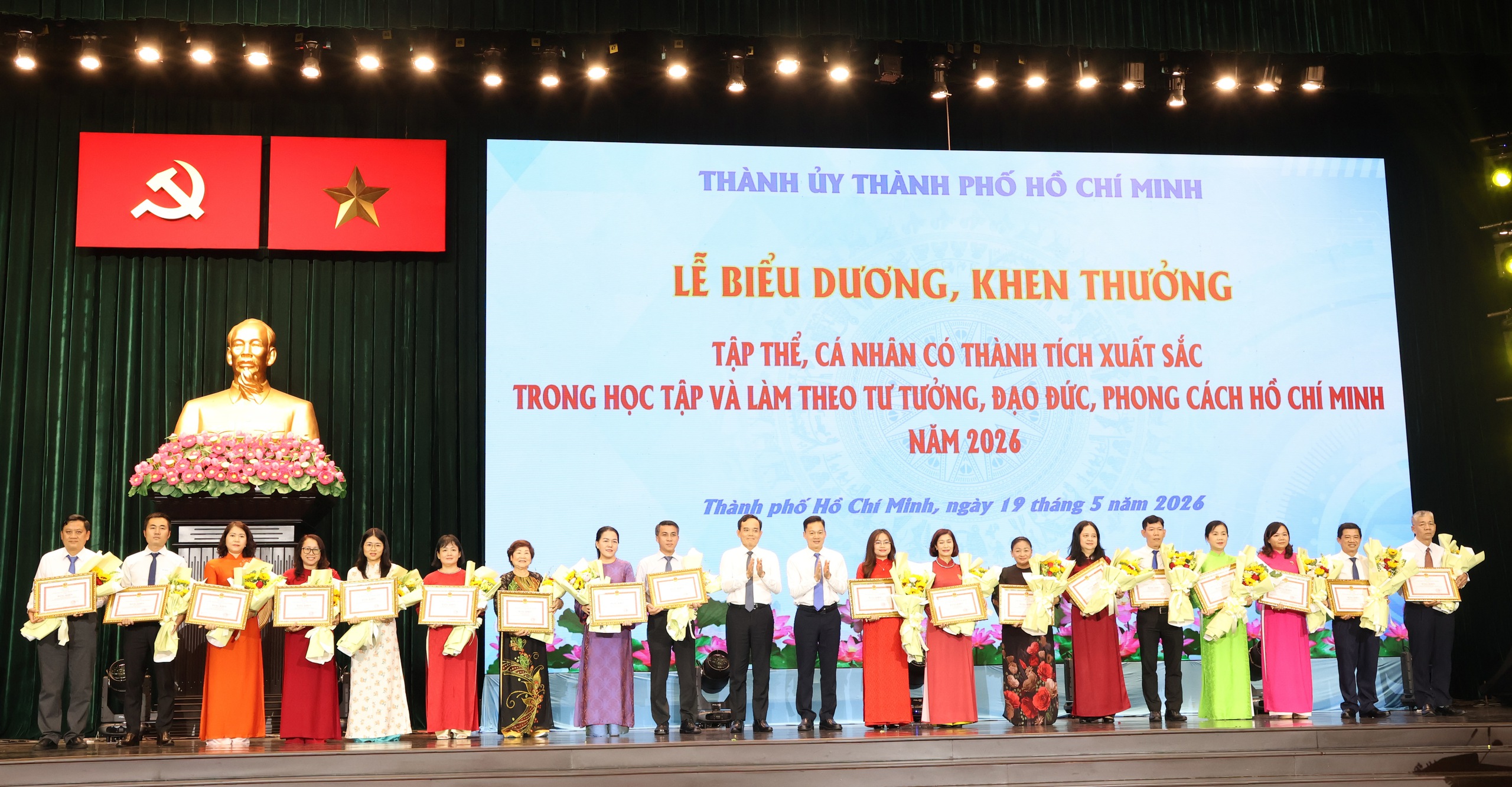 Thành ủy TPHCM biểu dương 358 điển hình học Bác - Ảnh 9.