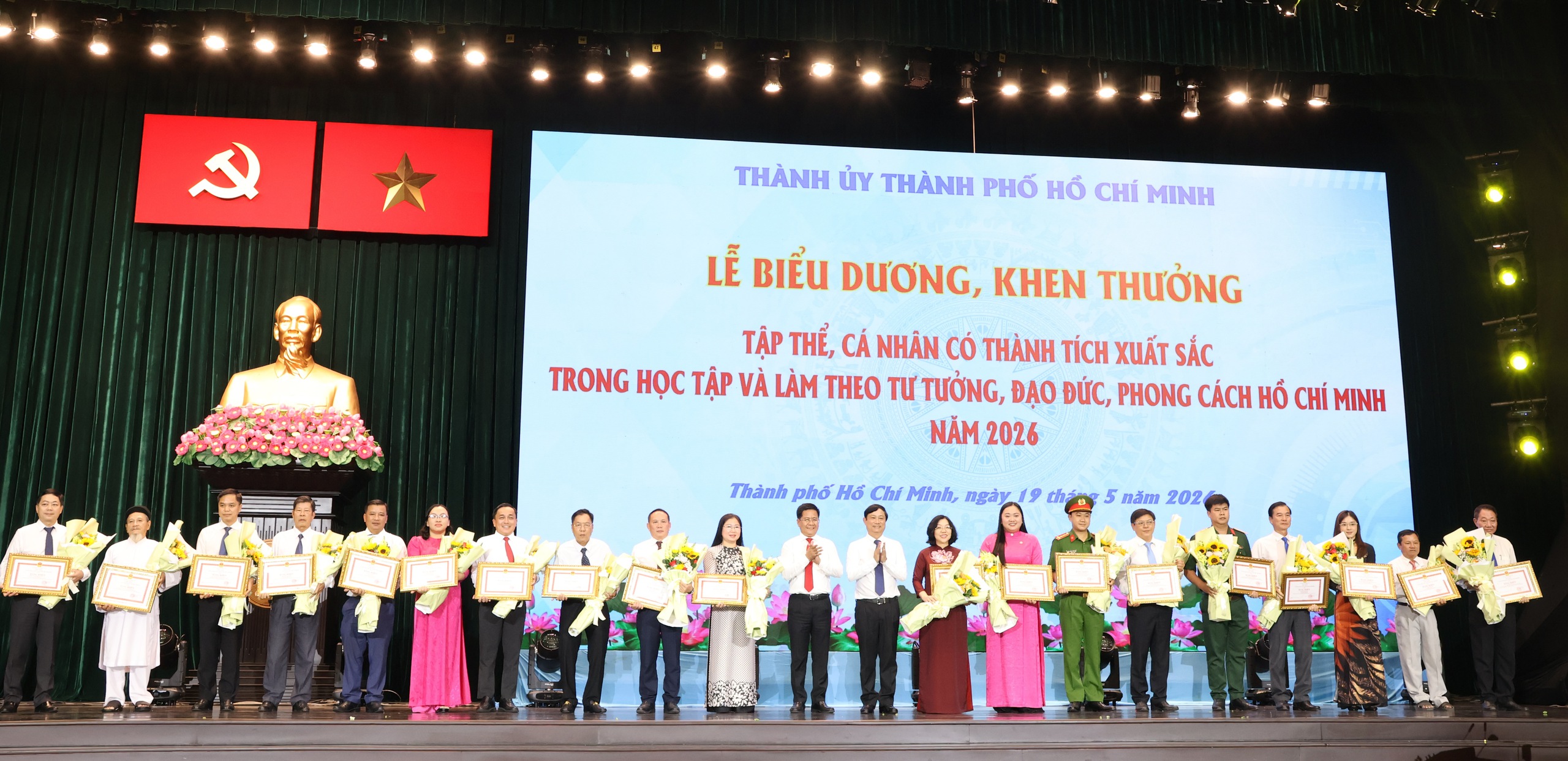 Thành ủy TPHCM biểu dương 358 điển hình học Bác - Ảnh 11.