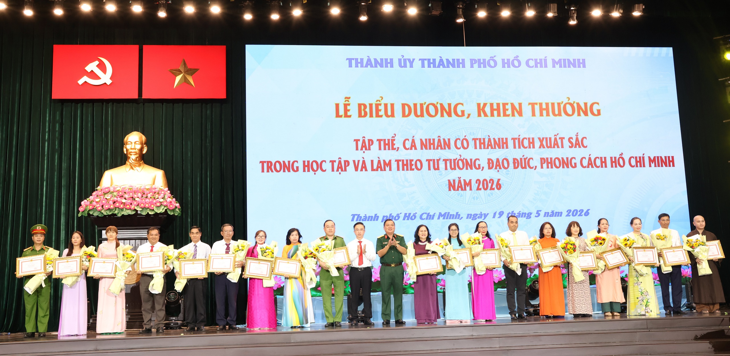Thành ủy TPHCM biểu dương 358 điển hình học Bác - Ảnh 12.