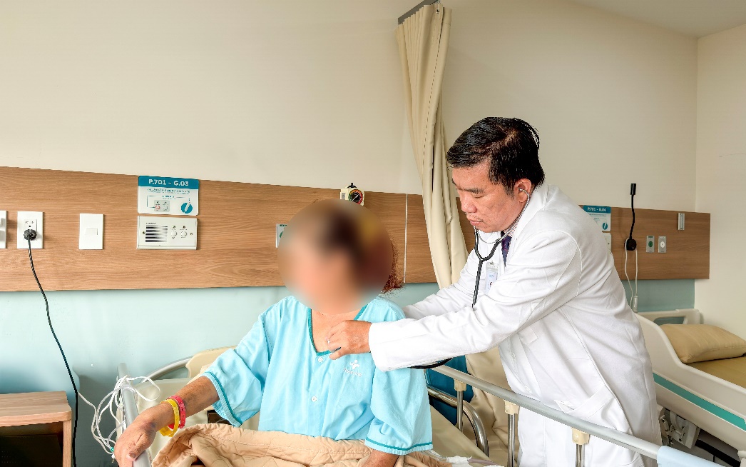 Ho kéo dài, người phụ nữ bị các tạng trong ổ bụng di chuyển lên ngực