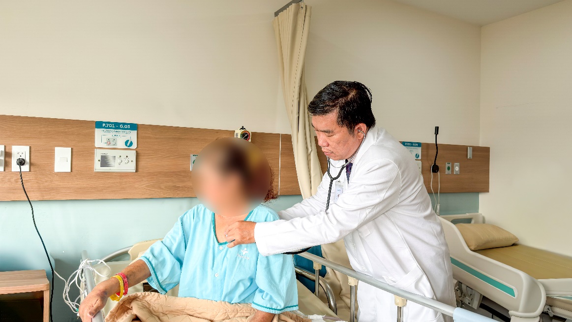 Ho, kh&oacute; thở k&eacute;o d&agrave;i, ph&aacute;t hiện xẹp một b&ecirc;n phổi - Ảnh 2.