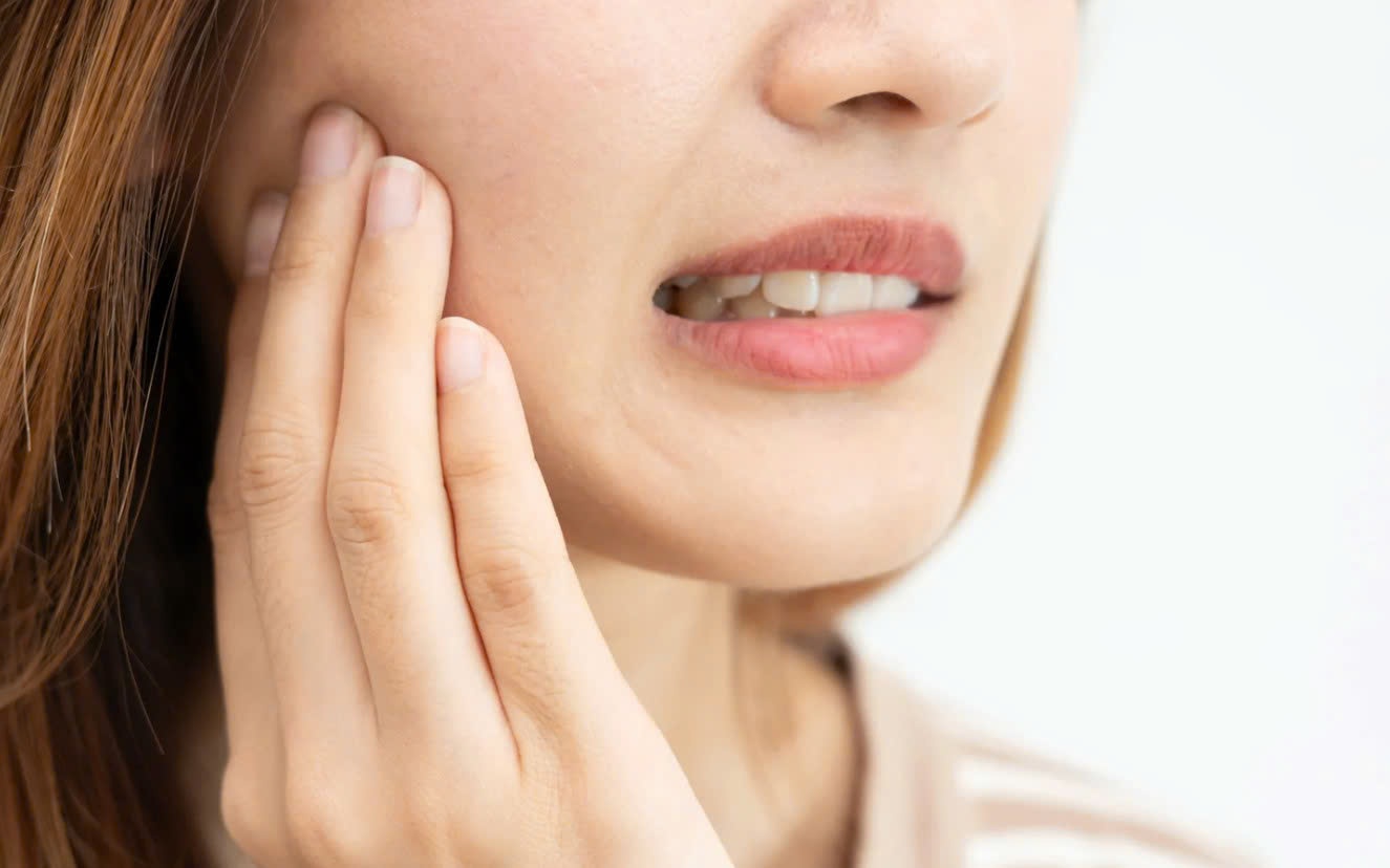 Răng bị sâu, ê buốt có phải do thiểu sản men?