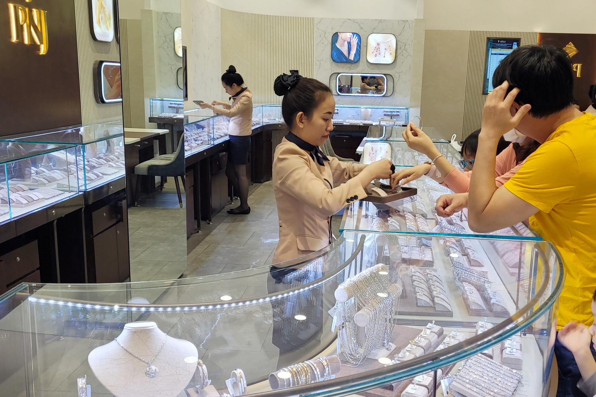 Gi&aacute; v&agrave;ng h&ocirc;m nay 20-5: Đảo chiều sụt giảm mạnh - Ảnh 1.