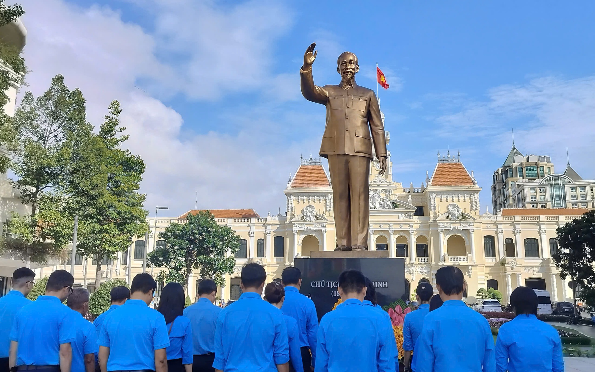 Cán bộ Công đoàn, CNVC-LĐ TPHCM dâng hoa tưởng nhớ Chủ tịch Hồ Chí Minh