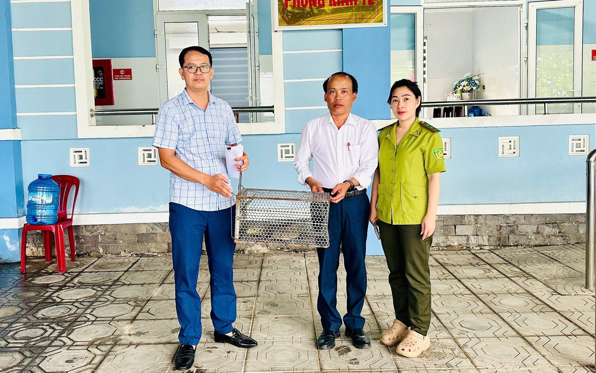 Người d&acirc;n Đắk Lắk giao nộp động vật q&uacute;y hiếm t&ecirc; t&ecirc; Java v&agrave; chim diều hoa Miến Điện - Ảnh 3.