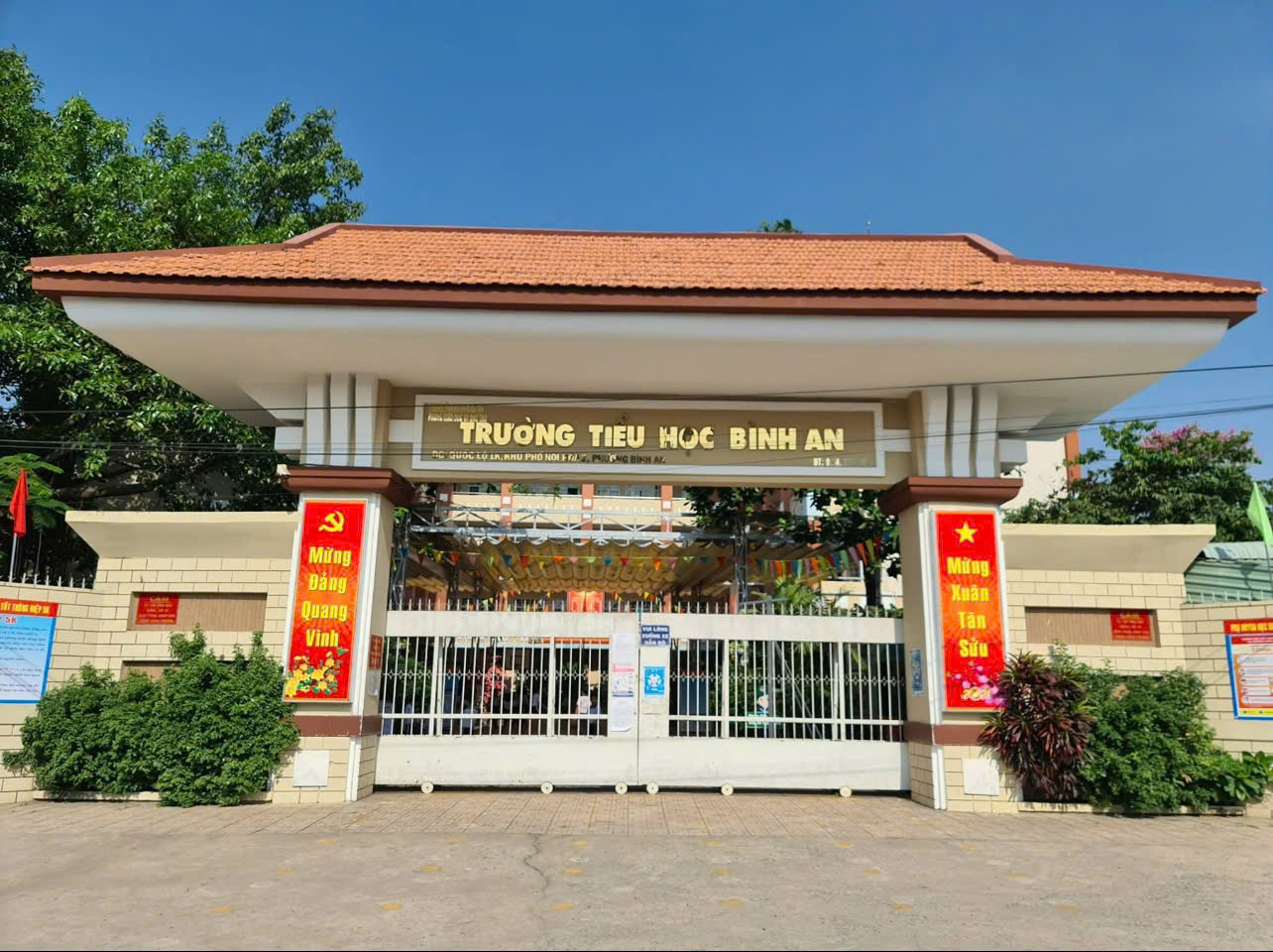 Vụ học sinh lớp 1 bị đ&aacute;nh ở TPHCM: Phường Đ&ocirc;ng H&ograve;a n&oacute;i g&igrave;? - Ảnh 1.