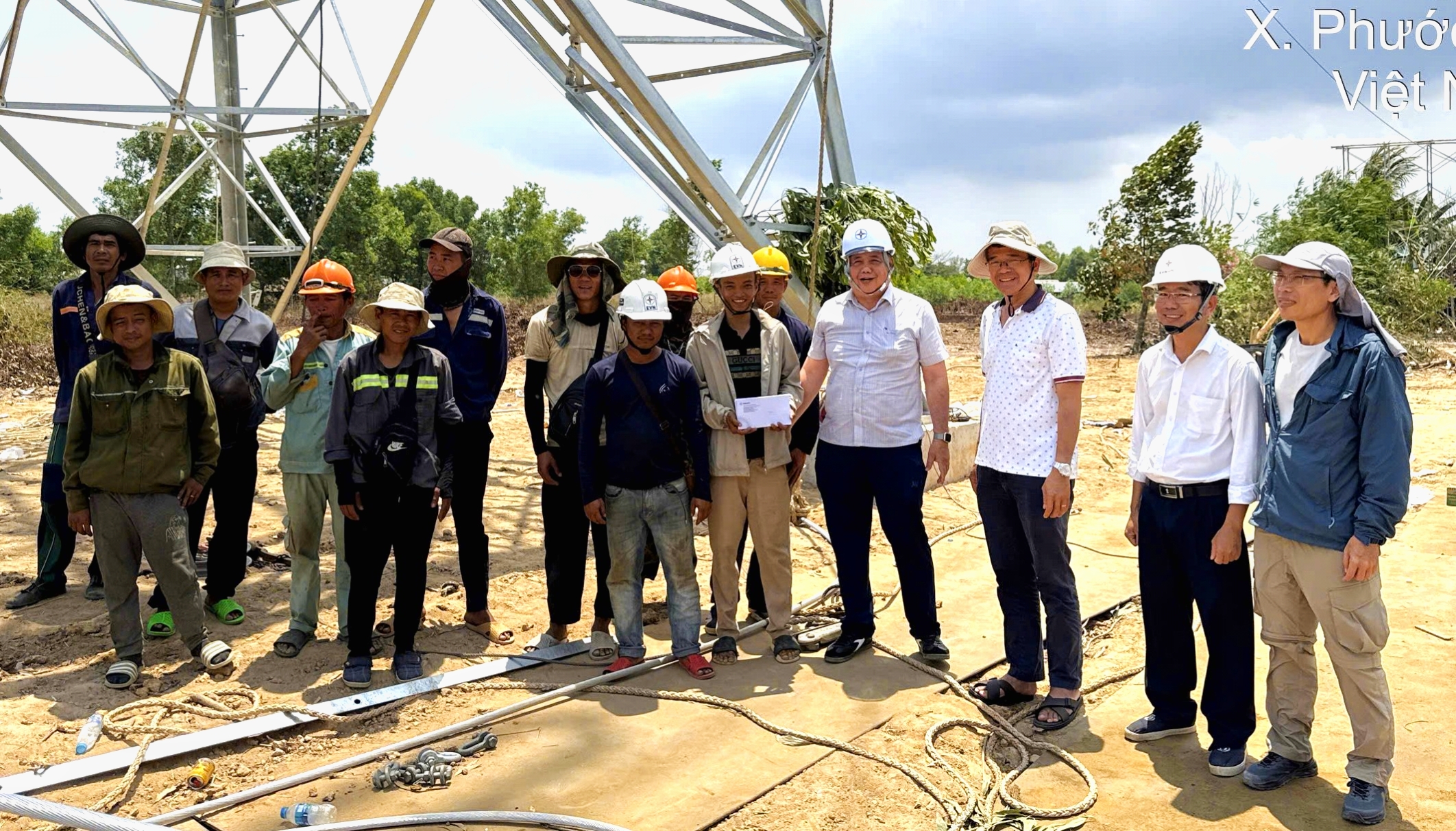 Lãnh đạo ngành điện sát cánh người lao động trên các công trình thi công xuyên lễ 30-4, 1-5 - Ảnh 10.