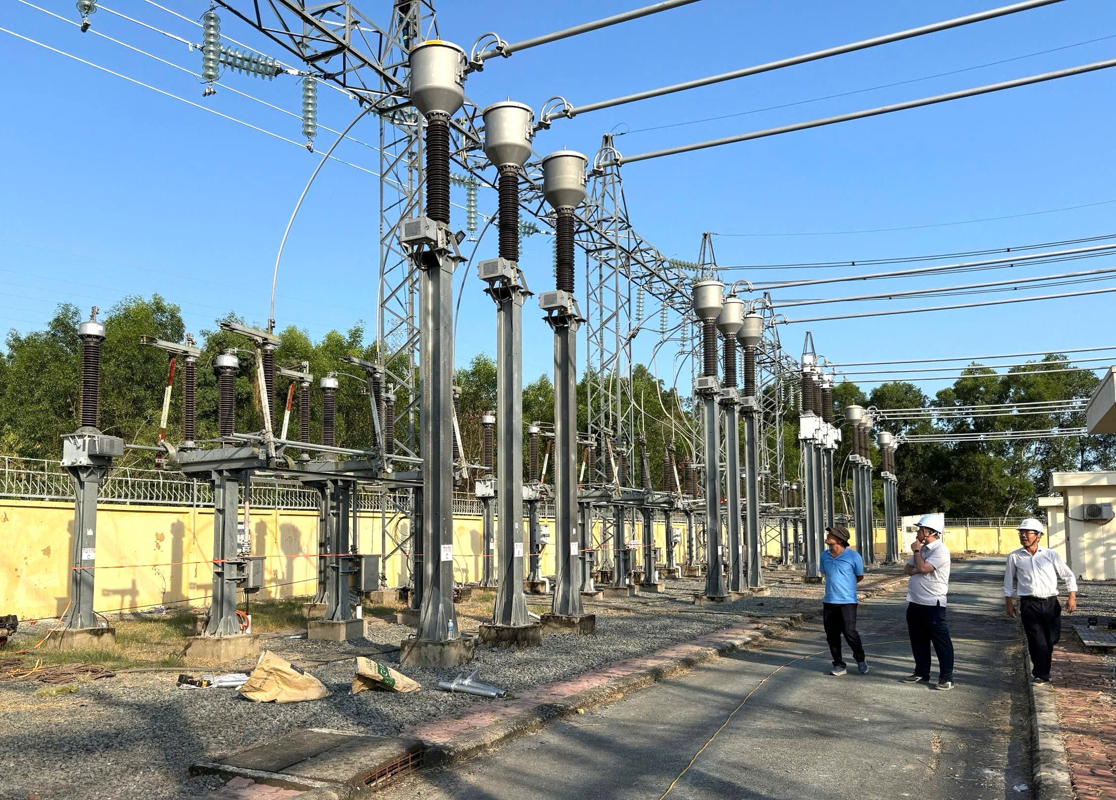 Lãnh đạo ngành điện sát cánh người lao động trên các công trình thi công xuyên lễ 30-4, 1-5 - Ảnh 11.