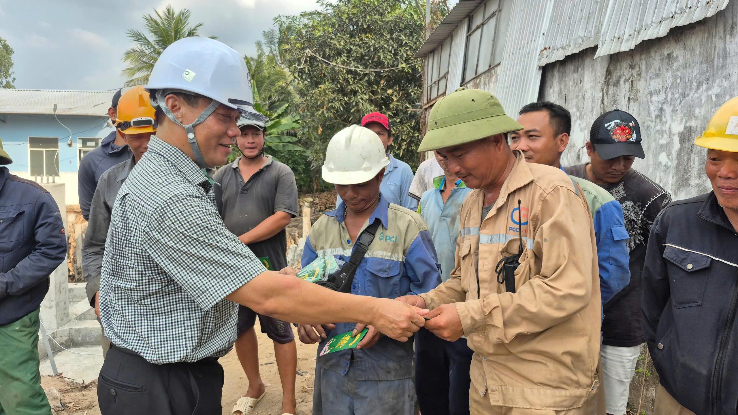 Lãnh đạo ngành điện sát cánh người lao động trên các công trình thi công xuyên lễ 30-4, 1-5 - Ảnh 13.